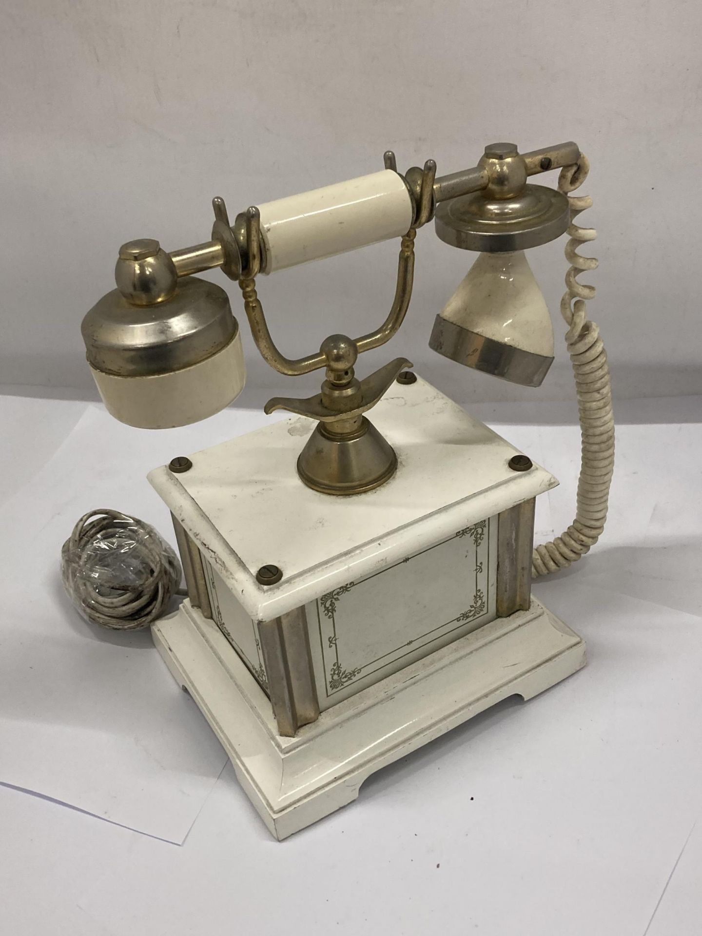 A VINTAGE ITALIAN TELEPHONE WITH GILT DESIGN - Bild 4 aus 4