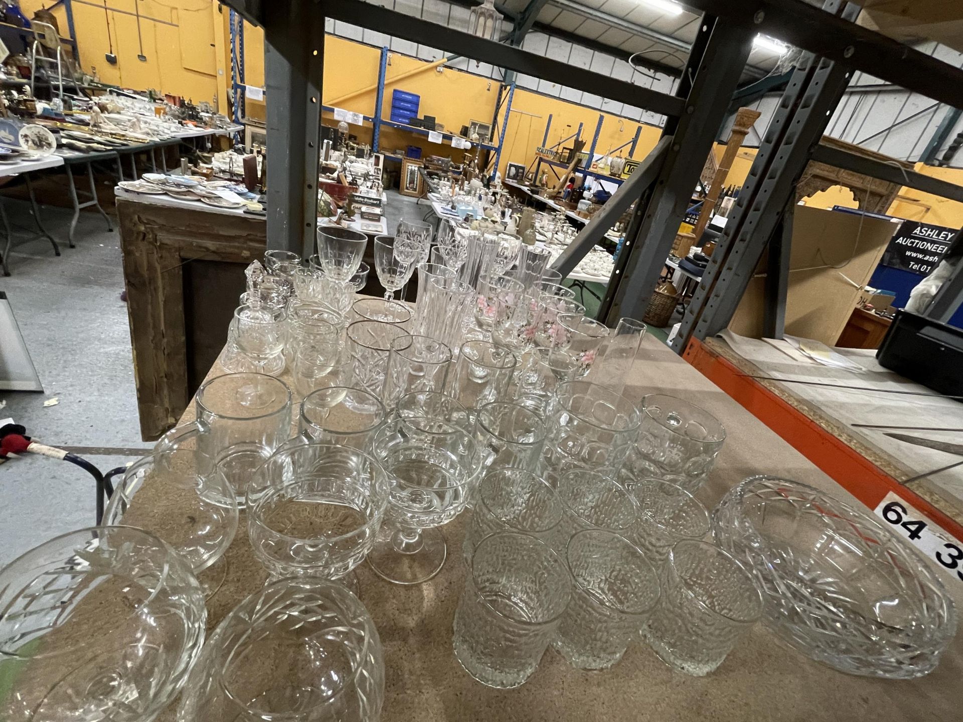 A LARGE QUANTITY OF GLASSES TO INCLUDE CHAMPAGNE FLUTES, BRANDY BALLOONS, WINE, SHERRY, TANKARDS, - Image 6 of 6