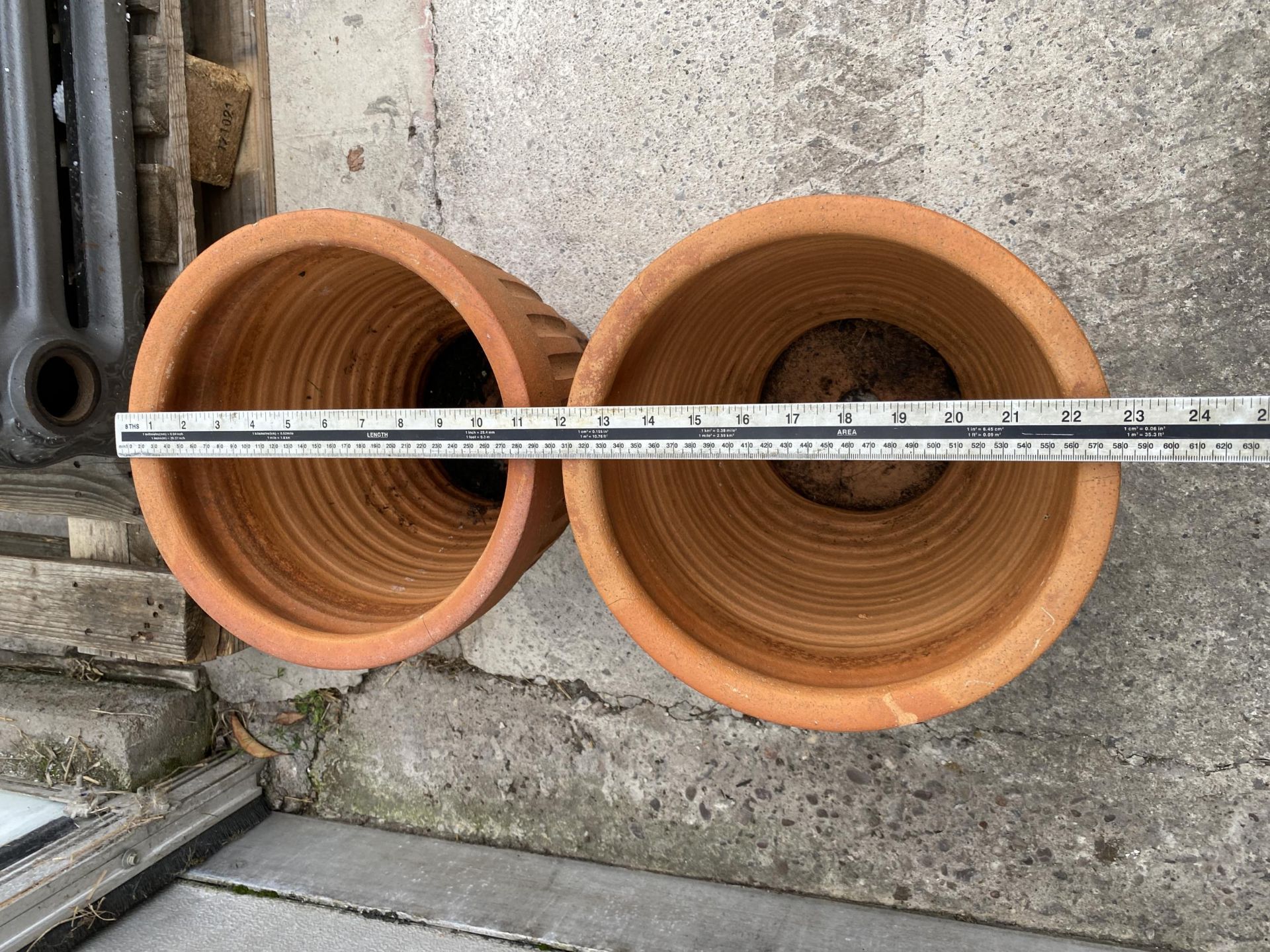 A MATCHING PAIR OF DECORATIVE TERACOTTA PLANT POTS (H:32CM) - Image 2 of 2