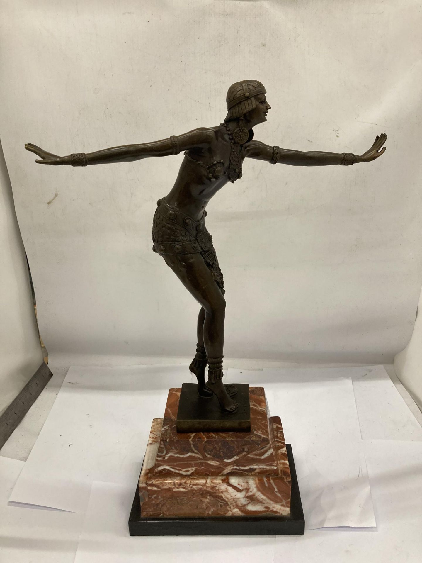 A REPRODUCTION ART DECO STYLE BRONZE MODEL OF A LADY WITH ARMS OUTSTRETCHED, SIGNED CHIPARUS