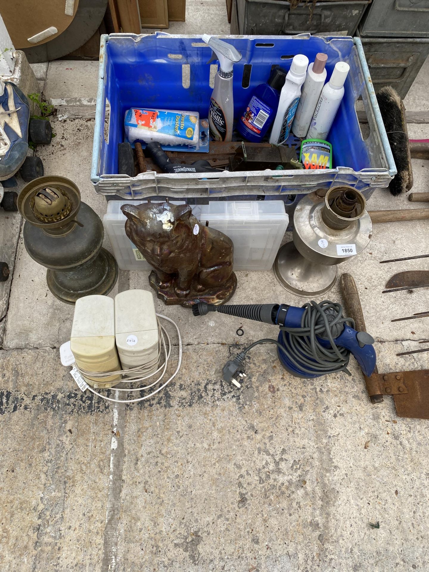 AN ASSORTMENT OF ITEMS TO INCLUDE AN OIL LAMP, CAST IRON CAT AND HINGES ETC