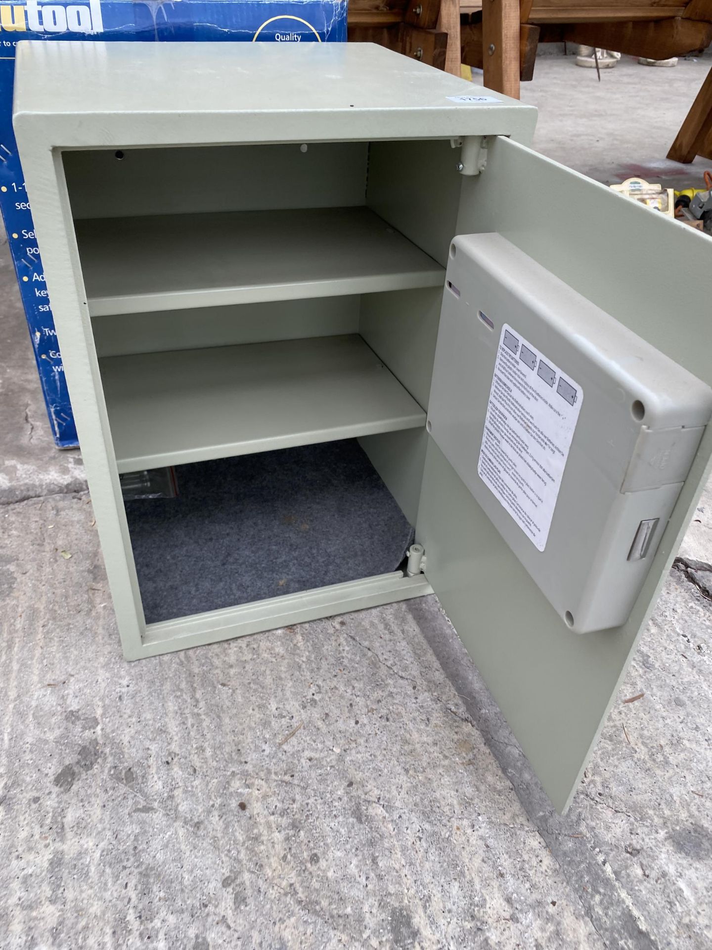 A NUTOOL SF20 ELECTRONIC DIGITAL SAFE WITH KEY - Bild 3 aus 3