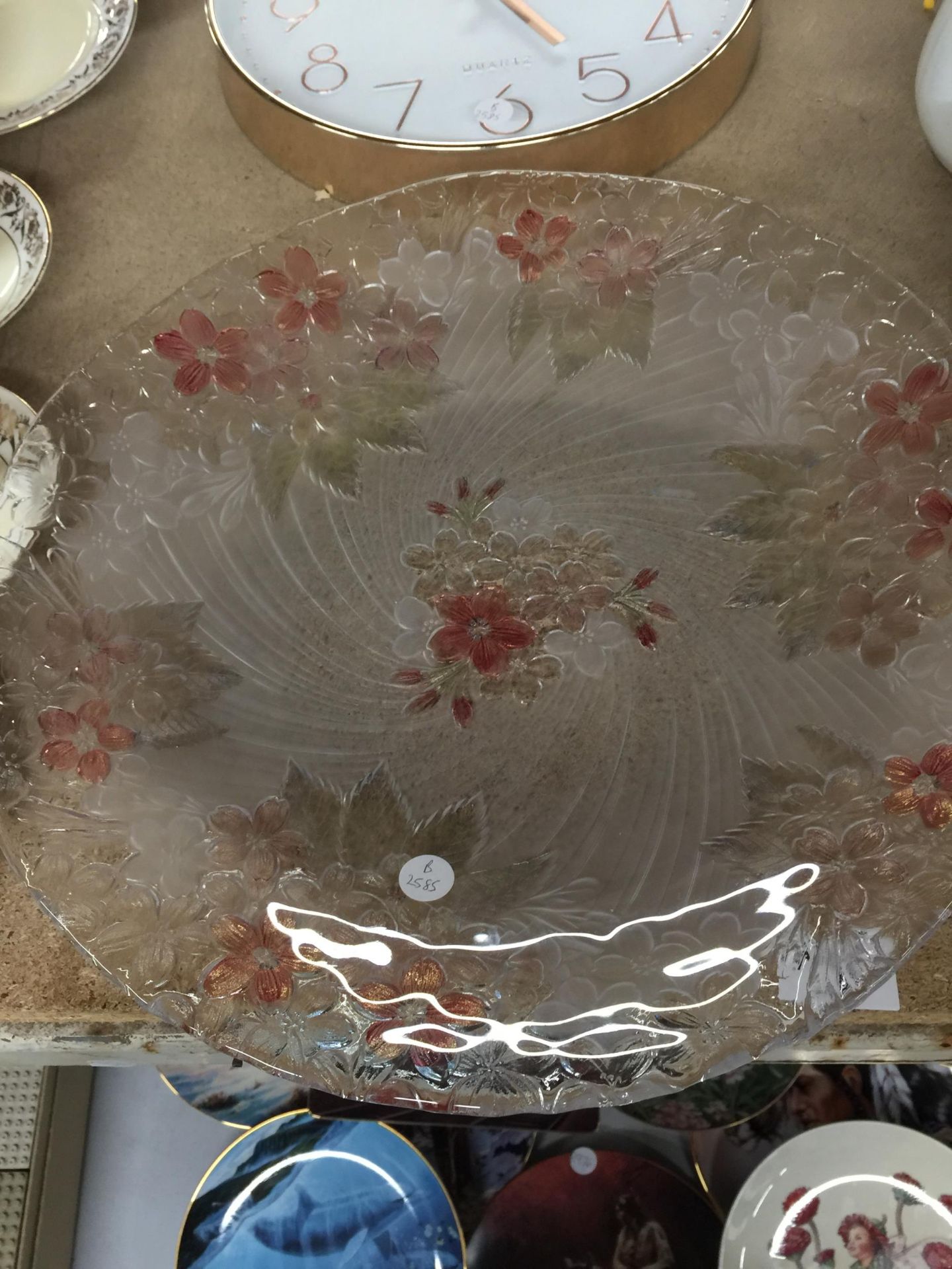 A LARGE FLORAL PATTERNED GLASS PLATE PLUS A WALL CLOCK - Image 2 of 3