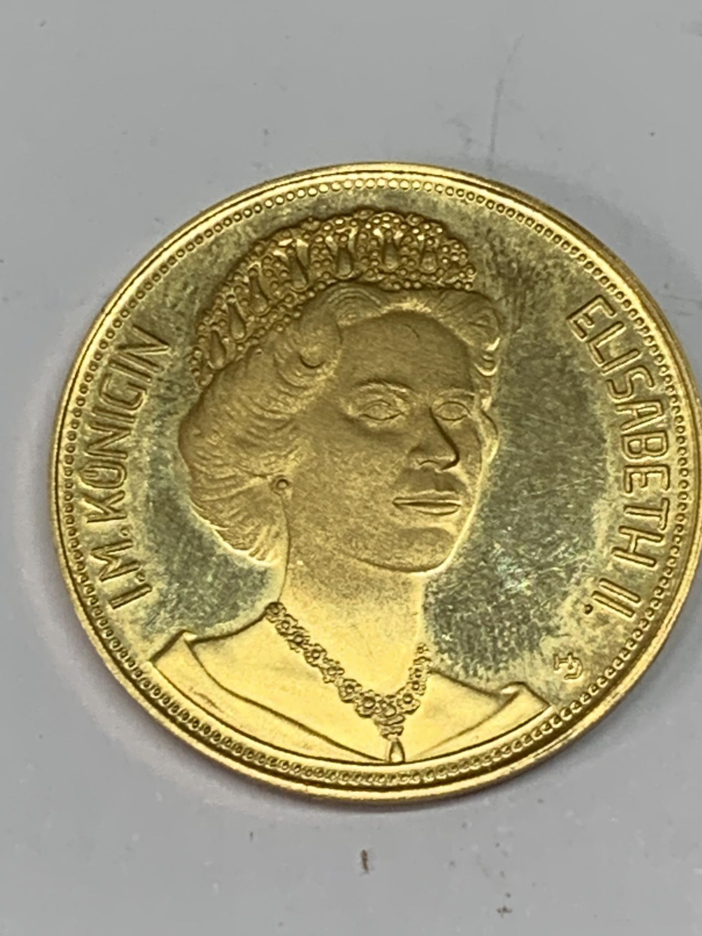 AN IM CONKIGIN ELIZABETH II COMMEMORATIVE 21.6 CARAT GOLD COIN MARKED ZUR ERINNERUNG AN DEN - Image 2 of 2