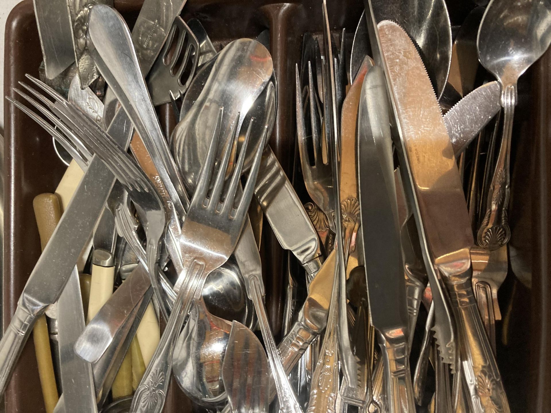 A GROUP OF SILVER PLATED FLATWARE AND STAINLESS STEEL DISHES - Image 3 of 3