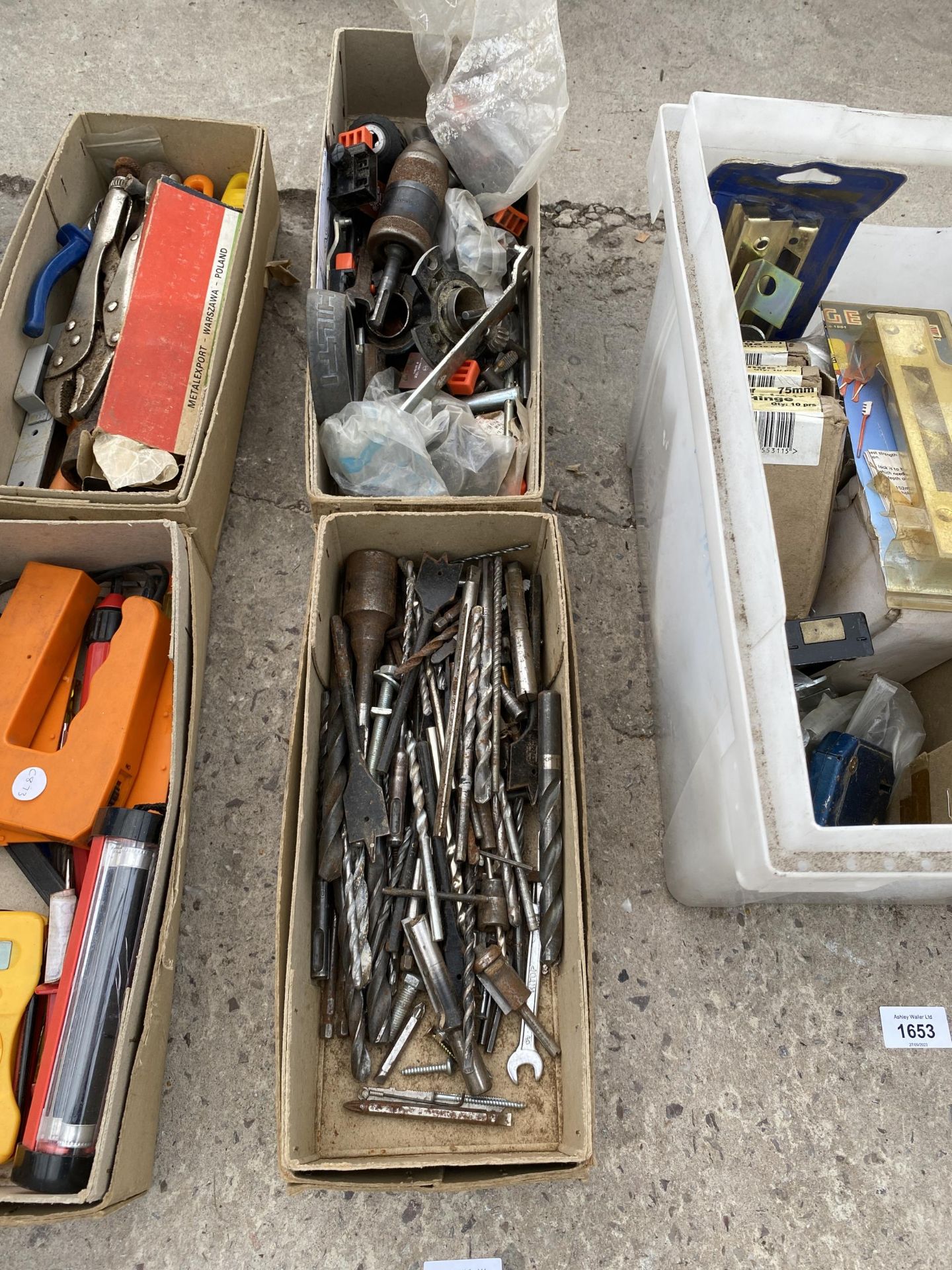 AN ASSORTMENT OF TOOLS AND HARDWARE TO INCLUDE DRILL BITS AND DRILL CHUCKS ETC