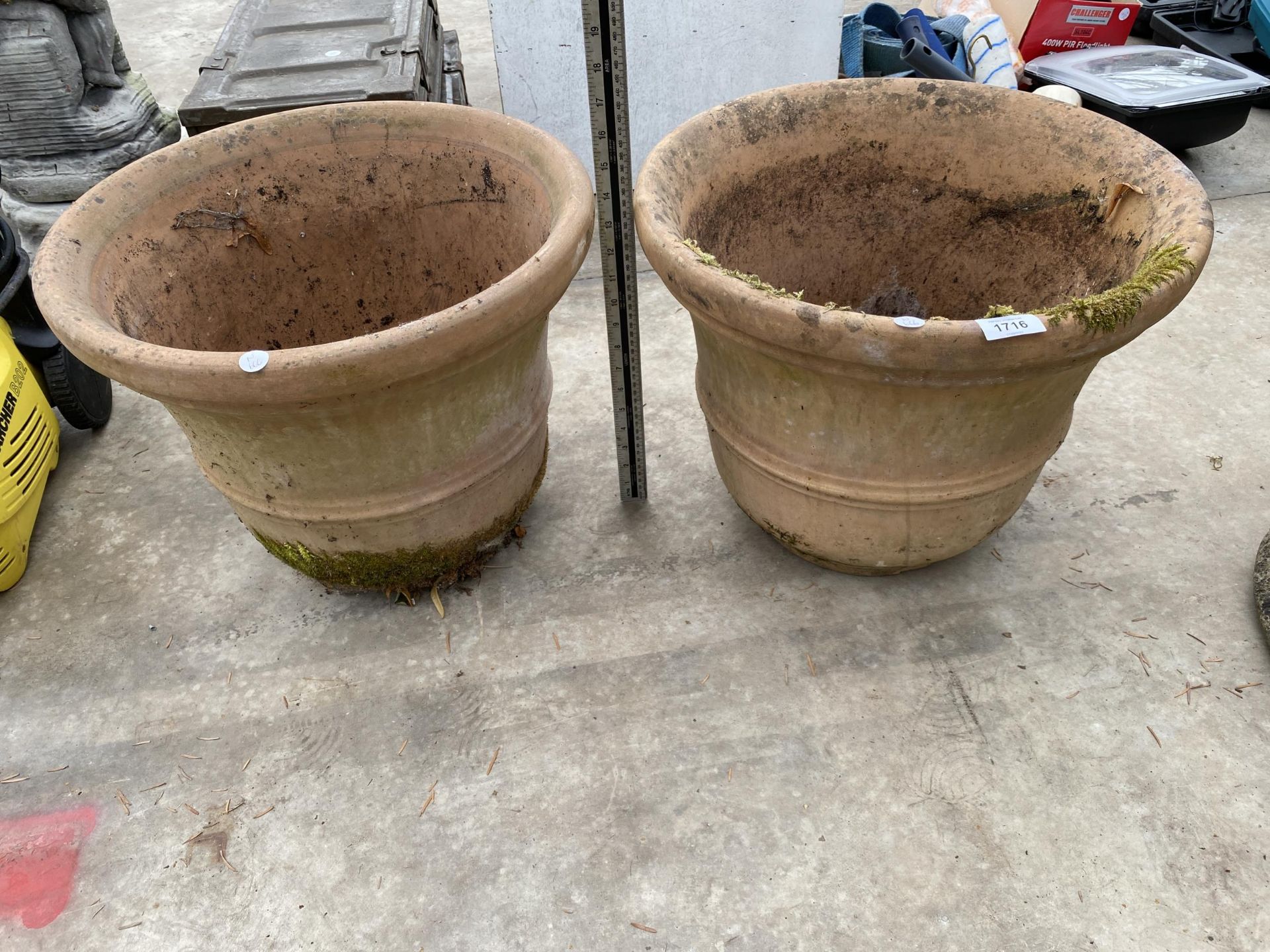 A MATCHING PAIR OF TERRACOTA GARDEN PLANTERS (H:35CM D:44CM)