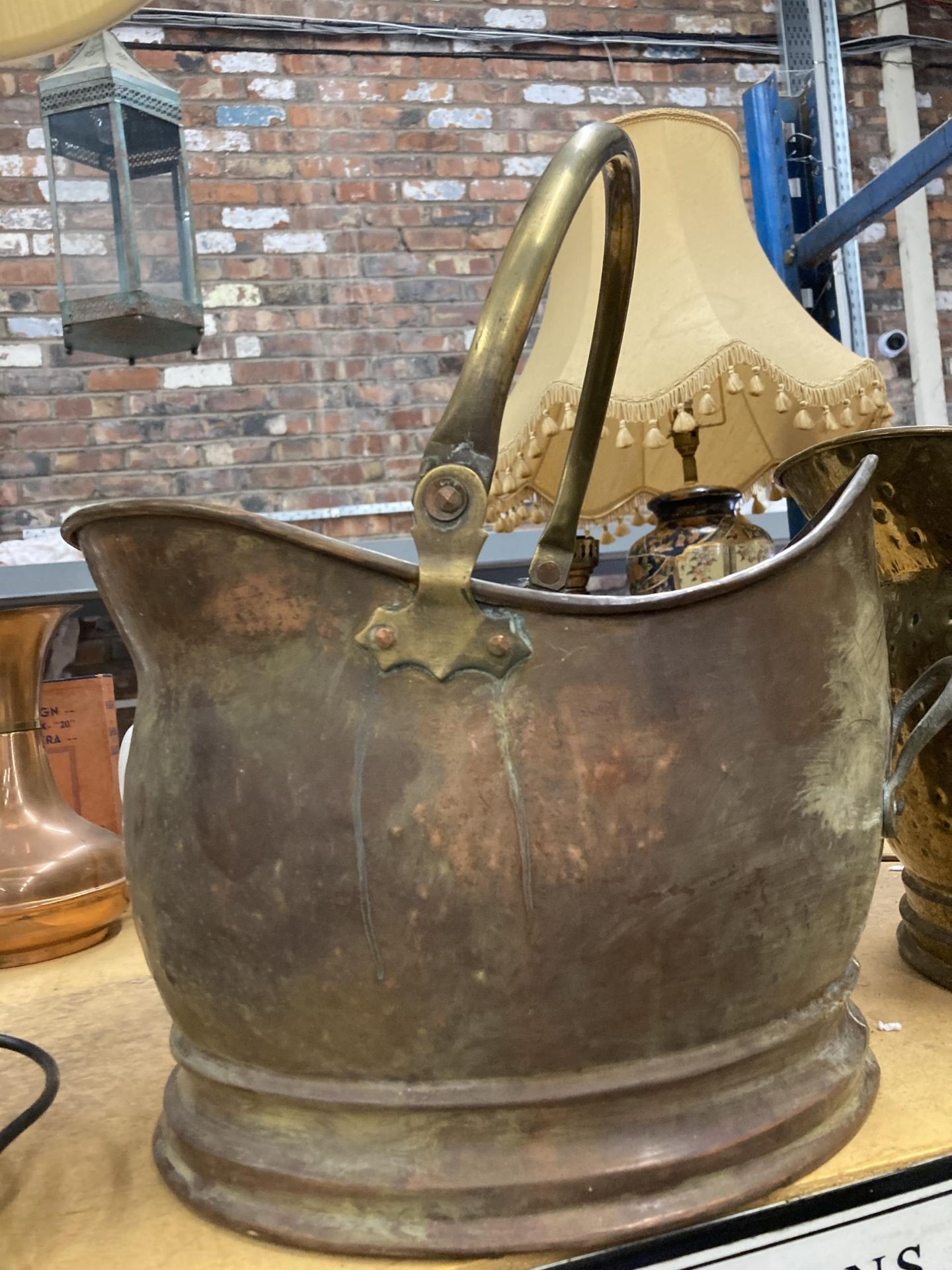 TWO VINTAGE HELMET COAL SCUTTLES, ONE BEING HAMMERED BRASS, THE OTHER COPPER AND BRASS - Image 6 of 6