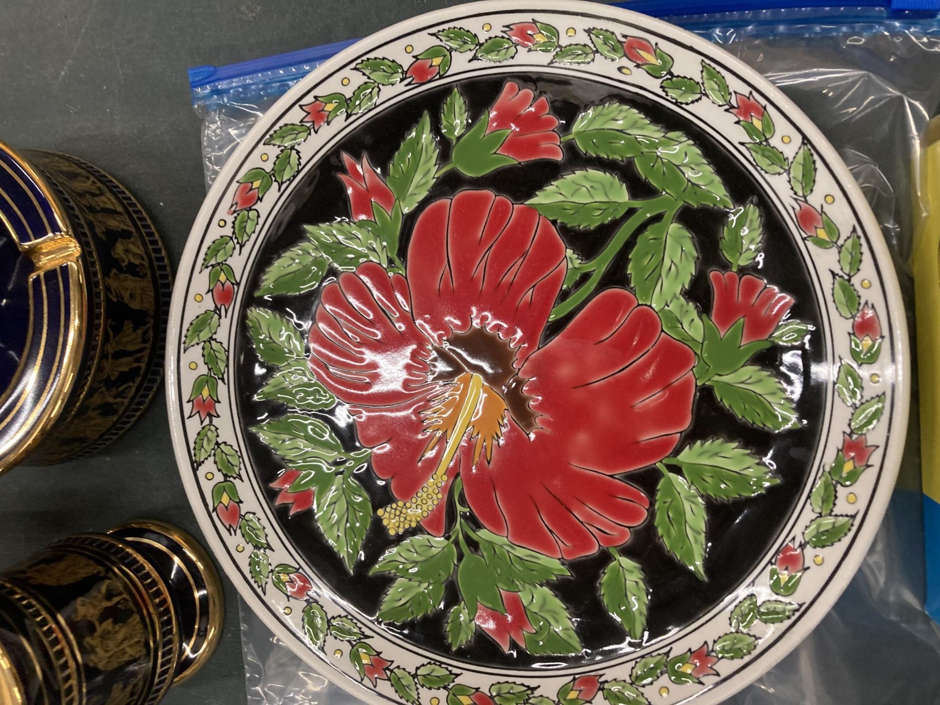 A GROUP OF COBALT BLUE AND GILT GREEK DESIGN CERAMIC ITEMS AND A TUBELINED PLAQUE - Image 2 of 3