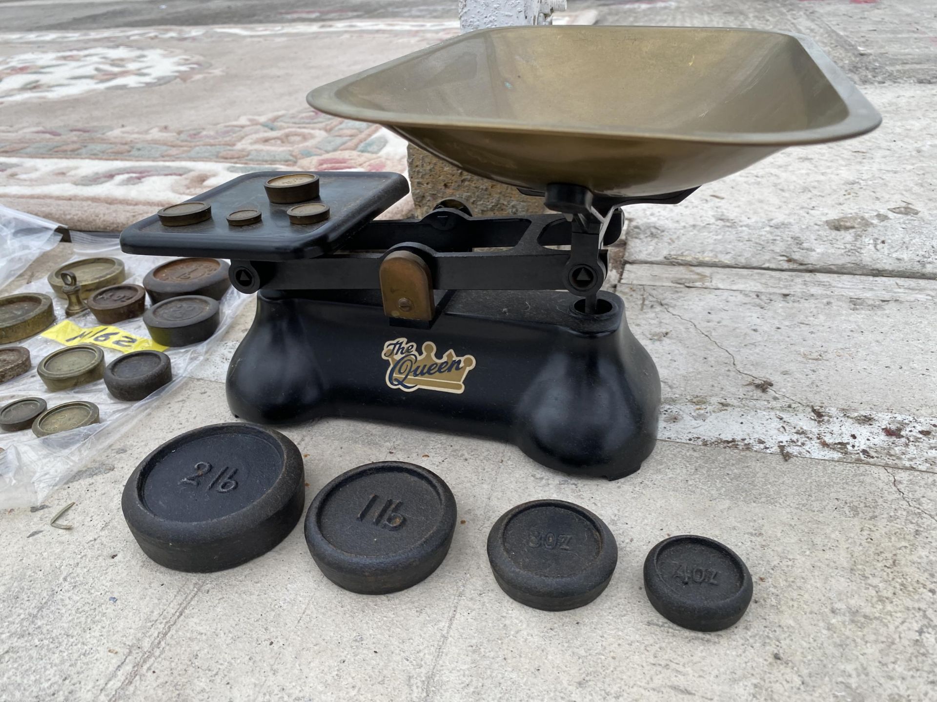 A SET OF VINTAGE 'THE QUEEN' BALANCE SCALES AND A LARGE ASSORTMENT OF VINTAGE WEIGHTS - Image 2 of 3