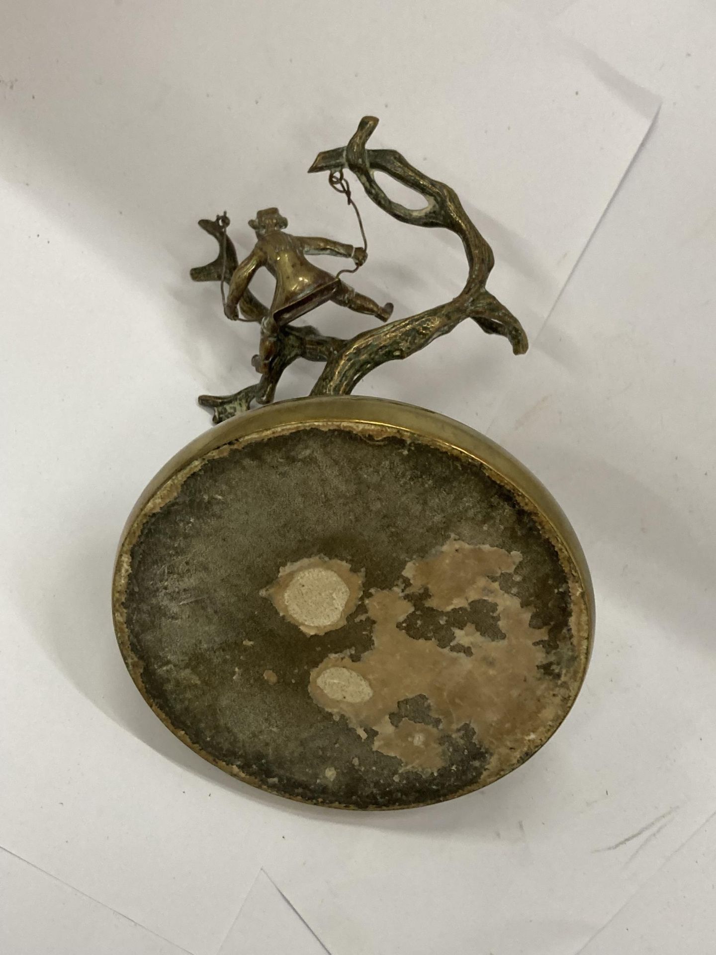 A VINTAGE NOVELTY BRASS INKWELL WITH A SINGING BOY IN A TREE - Image 4 of 4