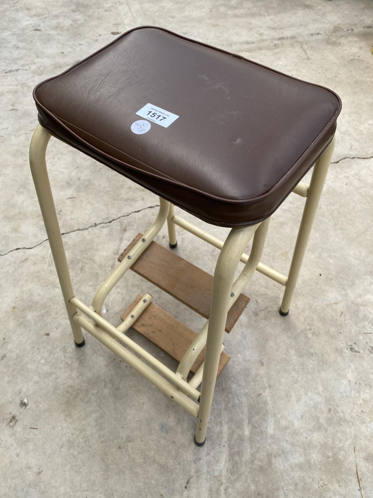 A RETRO MID CENTURY CREAM AND BROWN KITCHEN STEP STOOL - Image 3 of 4