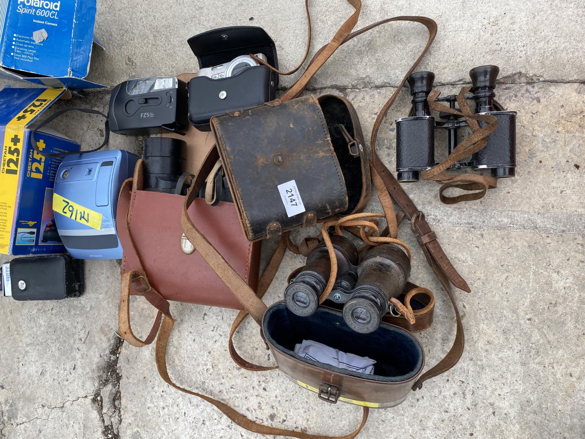 AN ASSORTMENT OF ITEMS TO INCLUDE BINOCULARS AND A POLAROID CAMERA ETC - Image 2 of 3