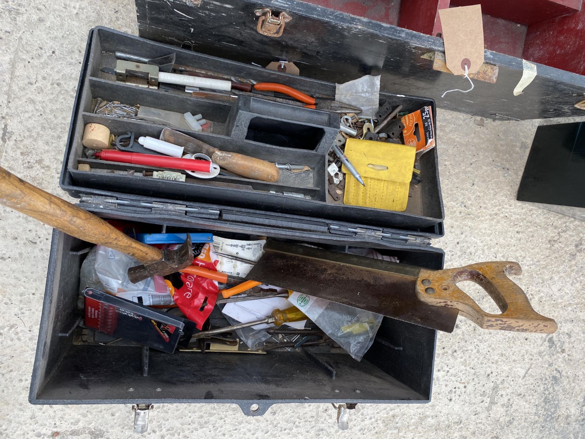 A VINTAGE WOODEN JOINERS CHEST AND A PLASTIC TOOL BOX WITH AN ASSORTMENT OF TOOLS TO INCLUDE SAWS - Image 2 of 4