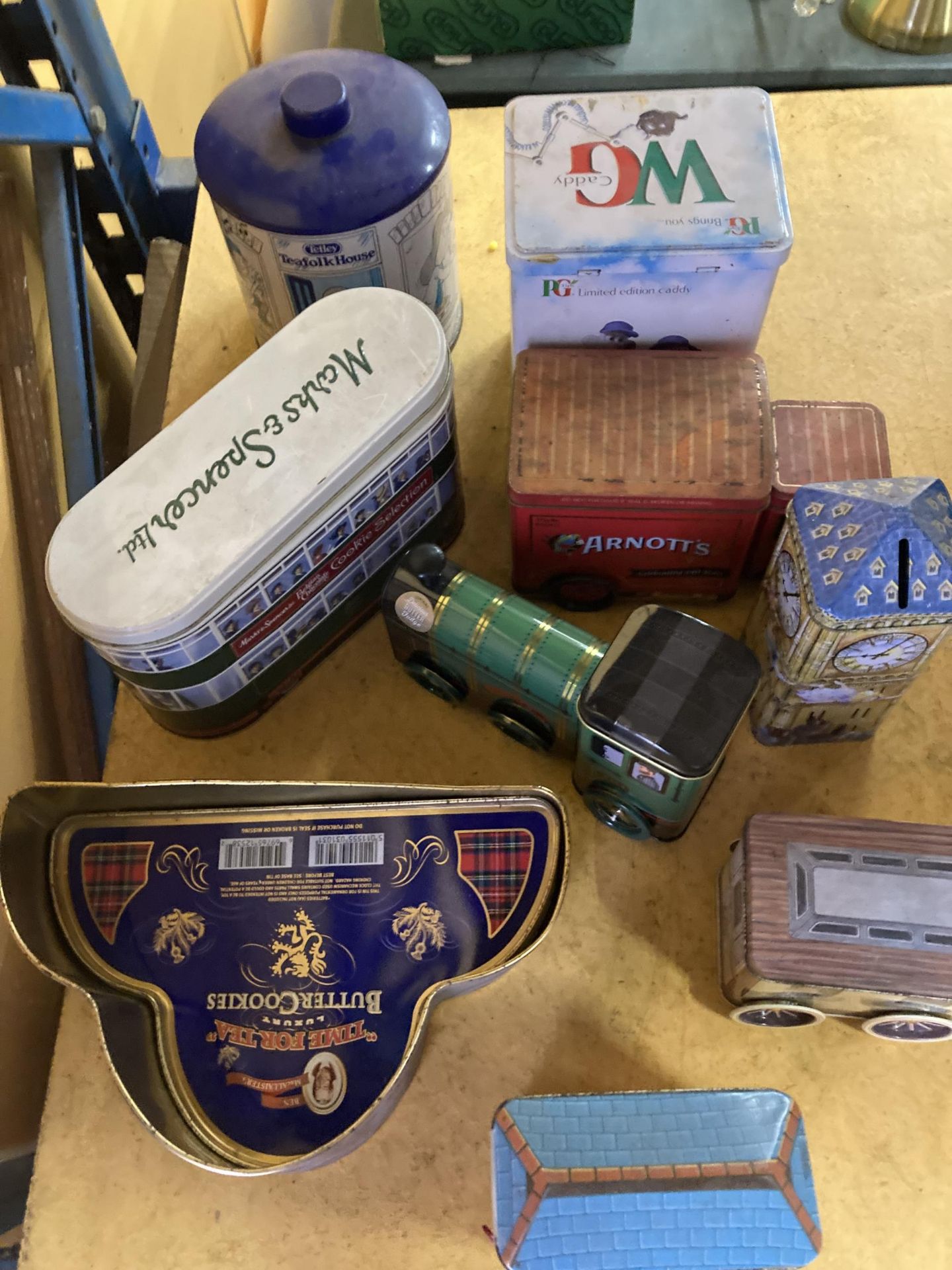 A COLLECTION OF ADVERTISING TINS TO INCLUDE MARKS AND SPENCER, ARNOTT'S BISCUITS, PG TIPS, ETC - Bild 5 aus 5