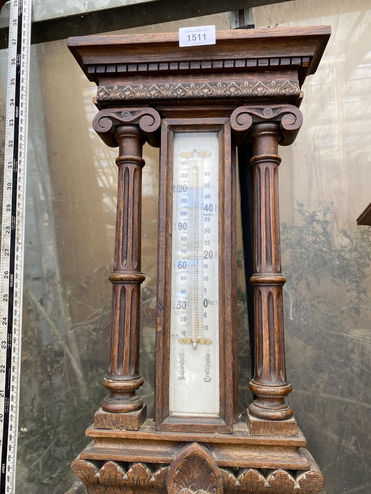 A DECORATIVE OAK CASED ANEROID BAROMETER - Image 2 of 4