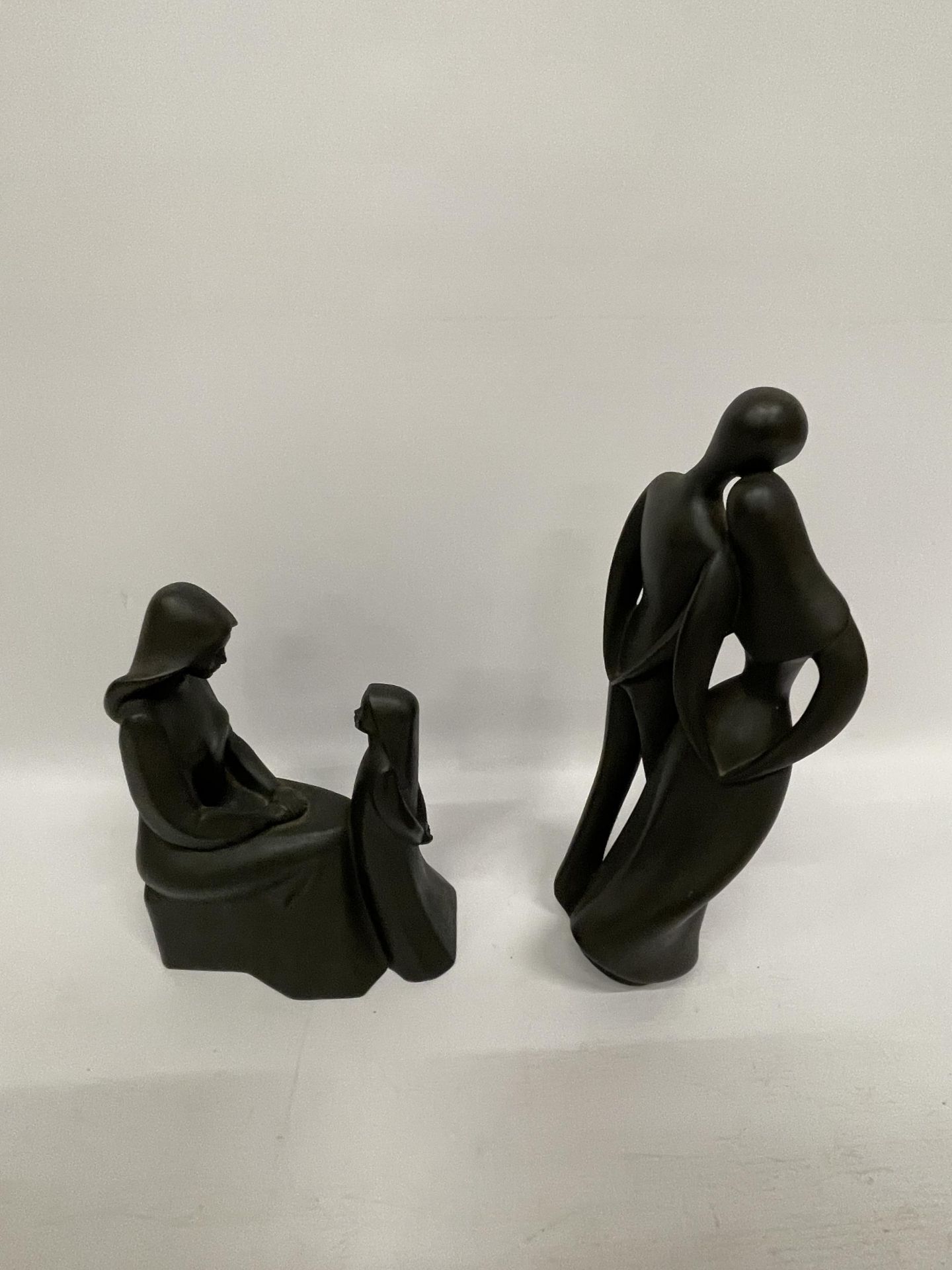 TWO ROYAL DOULTON MATTE BLACK FIGURES - 'MOTHER AND DAUGHTER' HN2843 & 'LOVERS' HN2763 (BOTH - Image 2 of 4