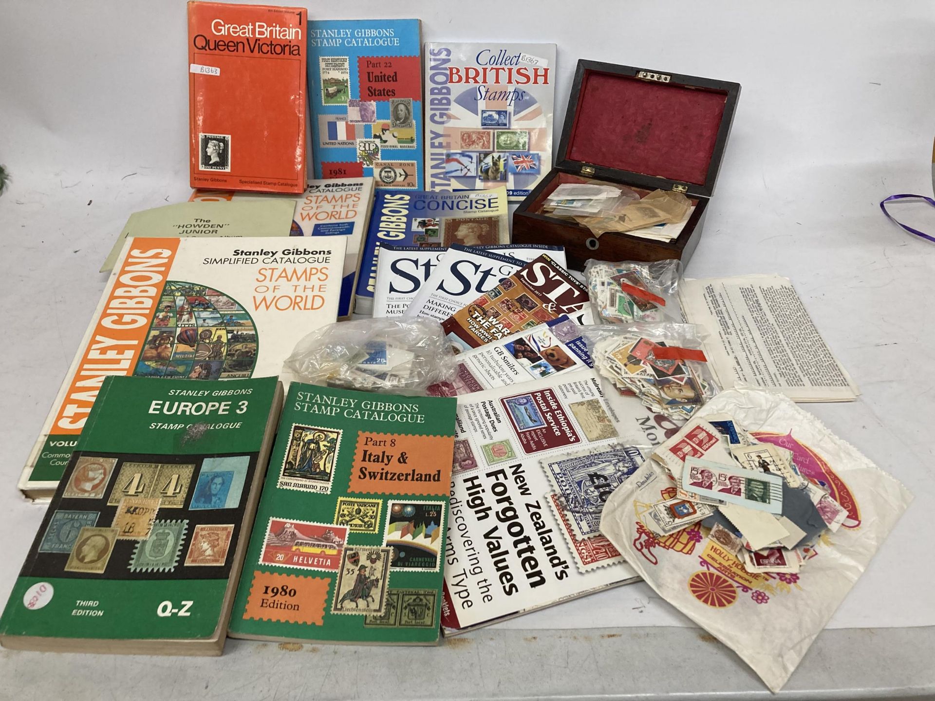 VARIOUS ITEMS TO INCLUDE TWO STANLEY GIBBONS STAMP BOOKS 1995 - 2001, FIVE STAMP MAGAZINES, SIX