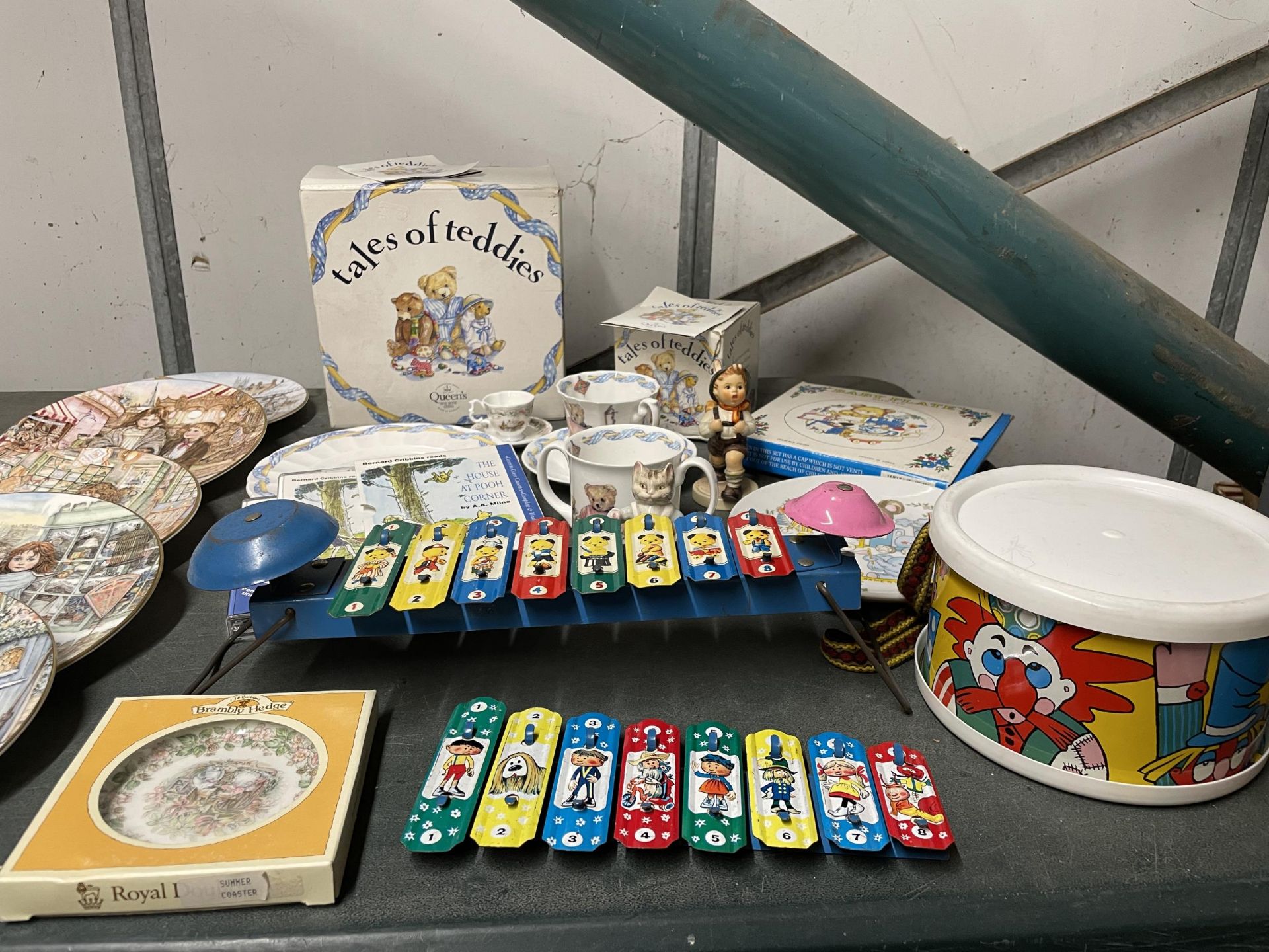 A QUANTITY OF CHILDREN'S ITEMS TO INCLUDE A 'QUEEN'S TALES OF TEDDIES' CERAMIC SET, WINNIE THE - Image 5 of 5