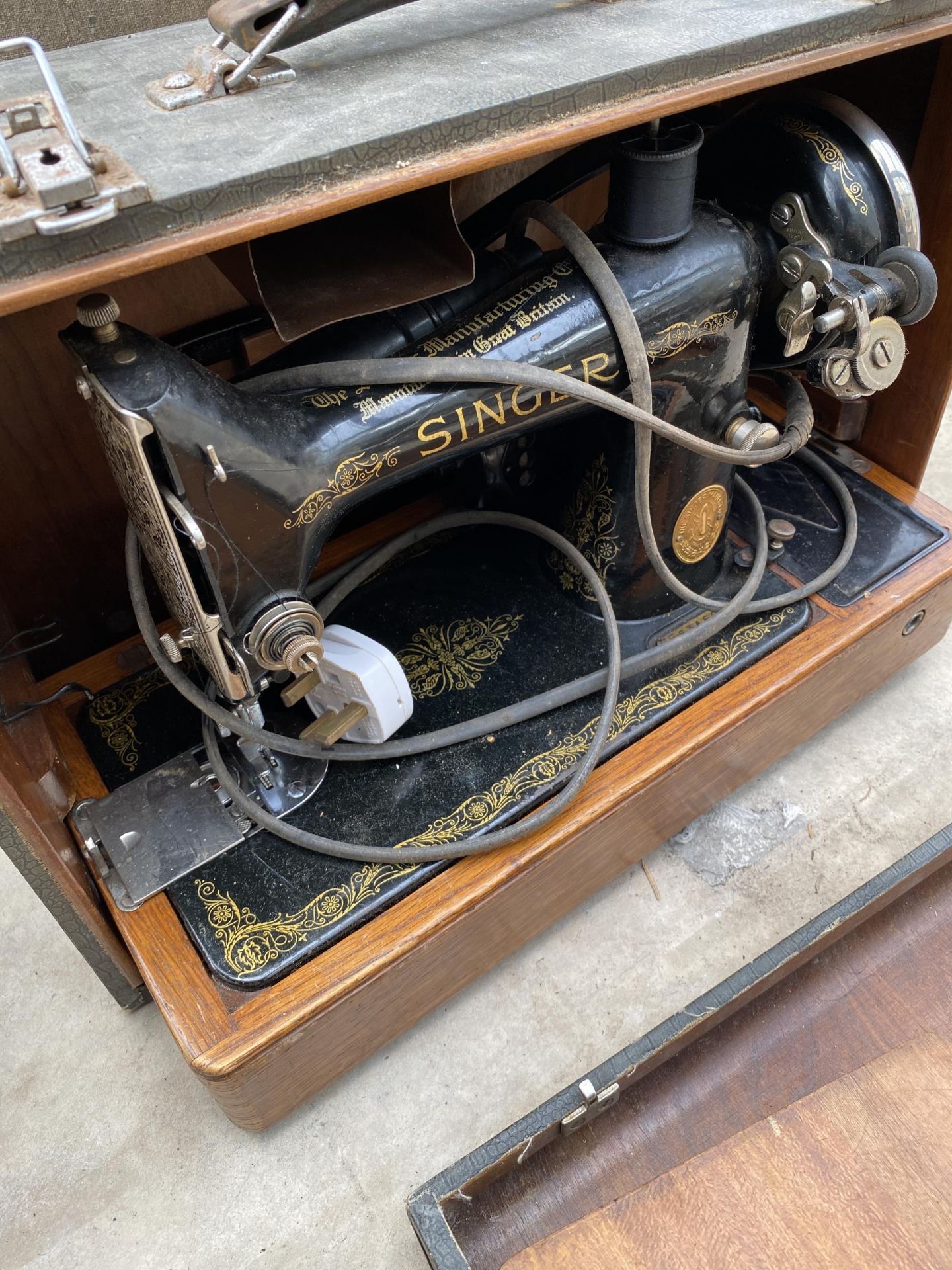 A CASED VINTAGE SINGER SEWING MACHINE AND A VINTAGE SUITCASE - Image 2 of 3