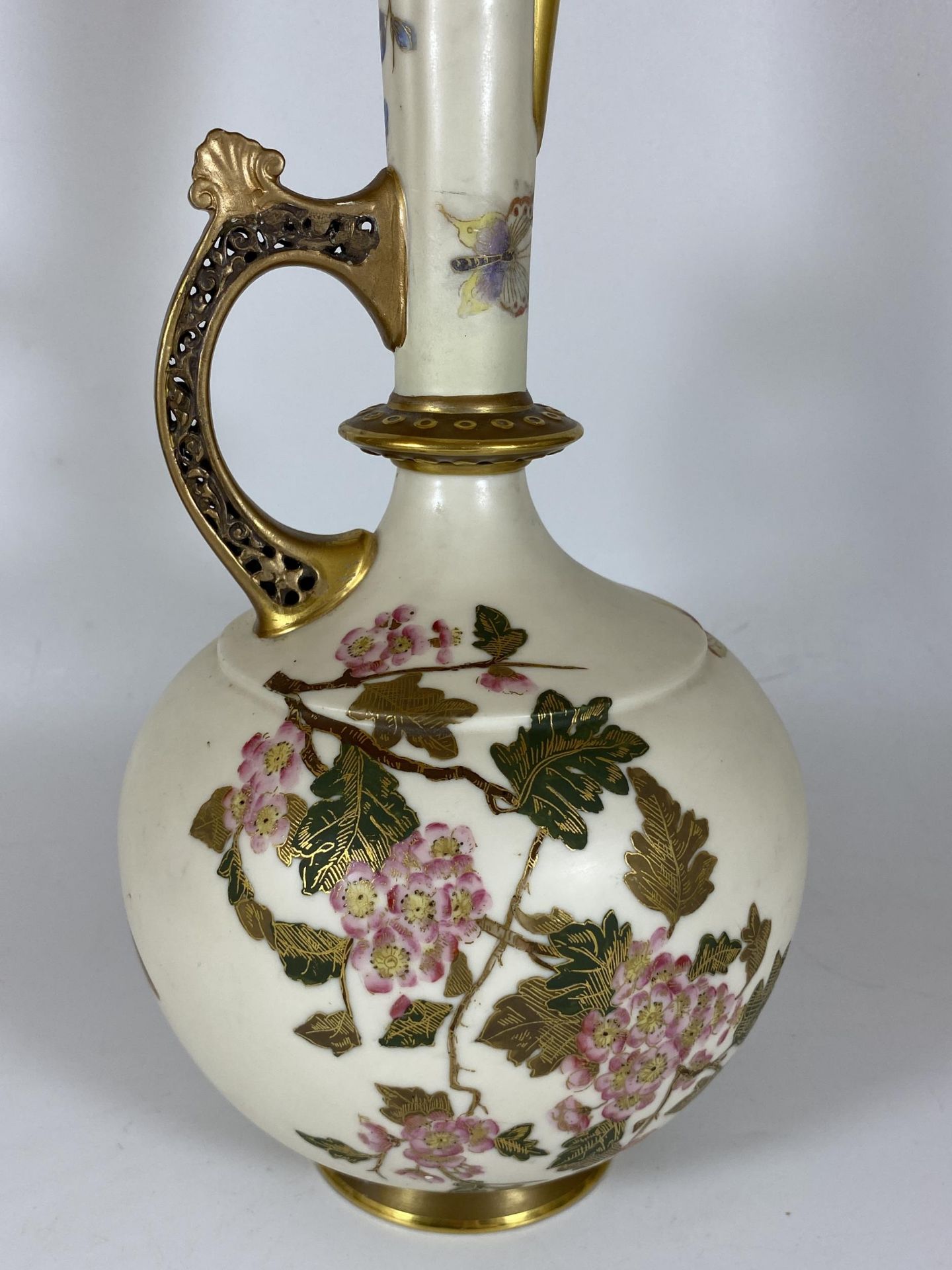 A LARGE ANTIQUE ROYAL WORCESTER HAND PAINTED BLUSH IVORY FLORAL JUG, HEIGHT 38CM (A/F) - Image 3 of 8