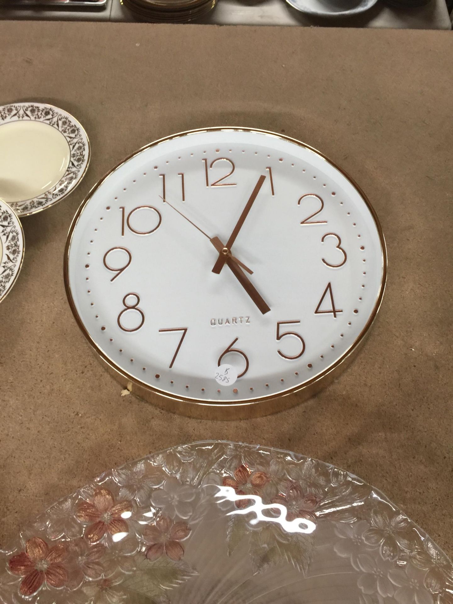 A LARGE FLORAL PATTERNED GLASS PLATE PLUS A WALL CLOCK - Image 3 of 3