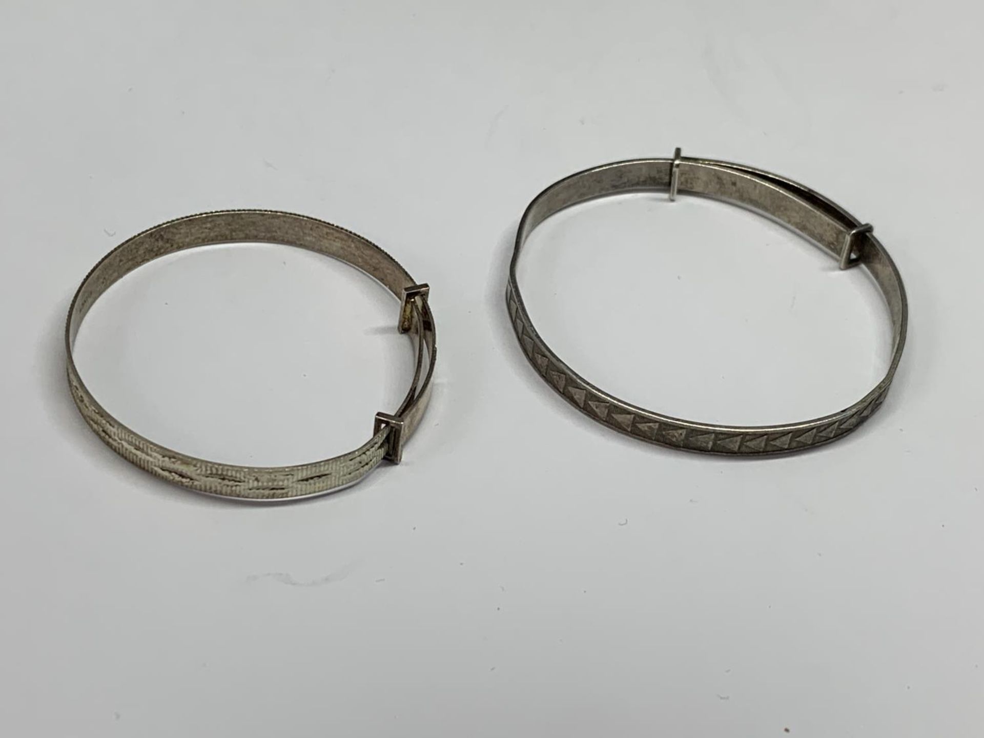 FOUR SILVER CHILDRENS BANGLES - Bild 3 aus 3