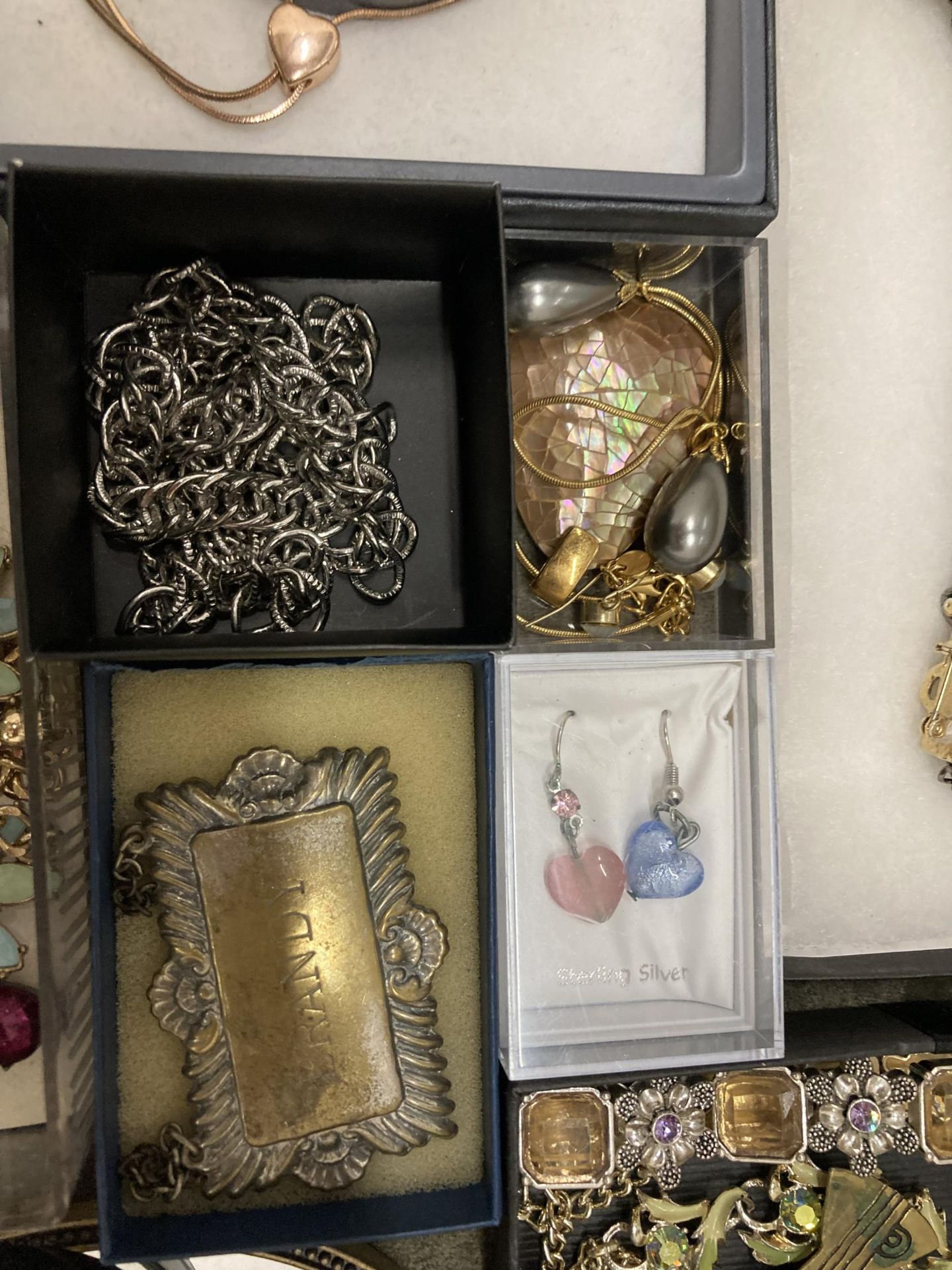A TABLE TOP JEWELLERY DISPLAY CABINET WITH ASSORTED BOXED JEWELLERY AND COLLECTABLE ITEMS, OPERA - Image 7 of 11