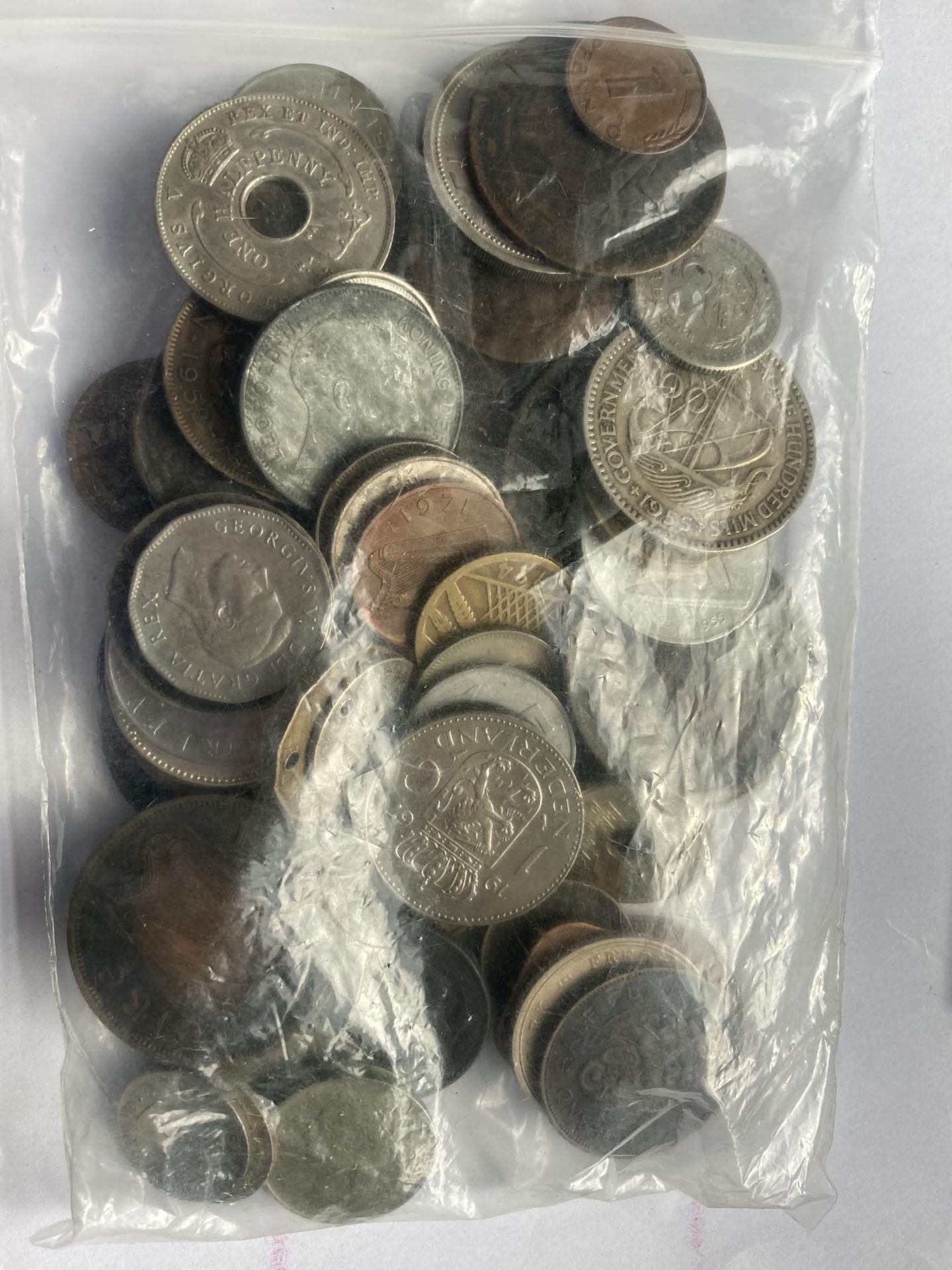 A SELECTION OF NINE CHINESE BANKNOTES AND A COLLECTION OF LOOSE COINS - Image 3 of 5