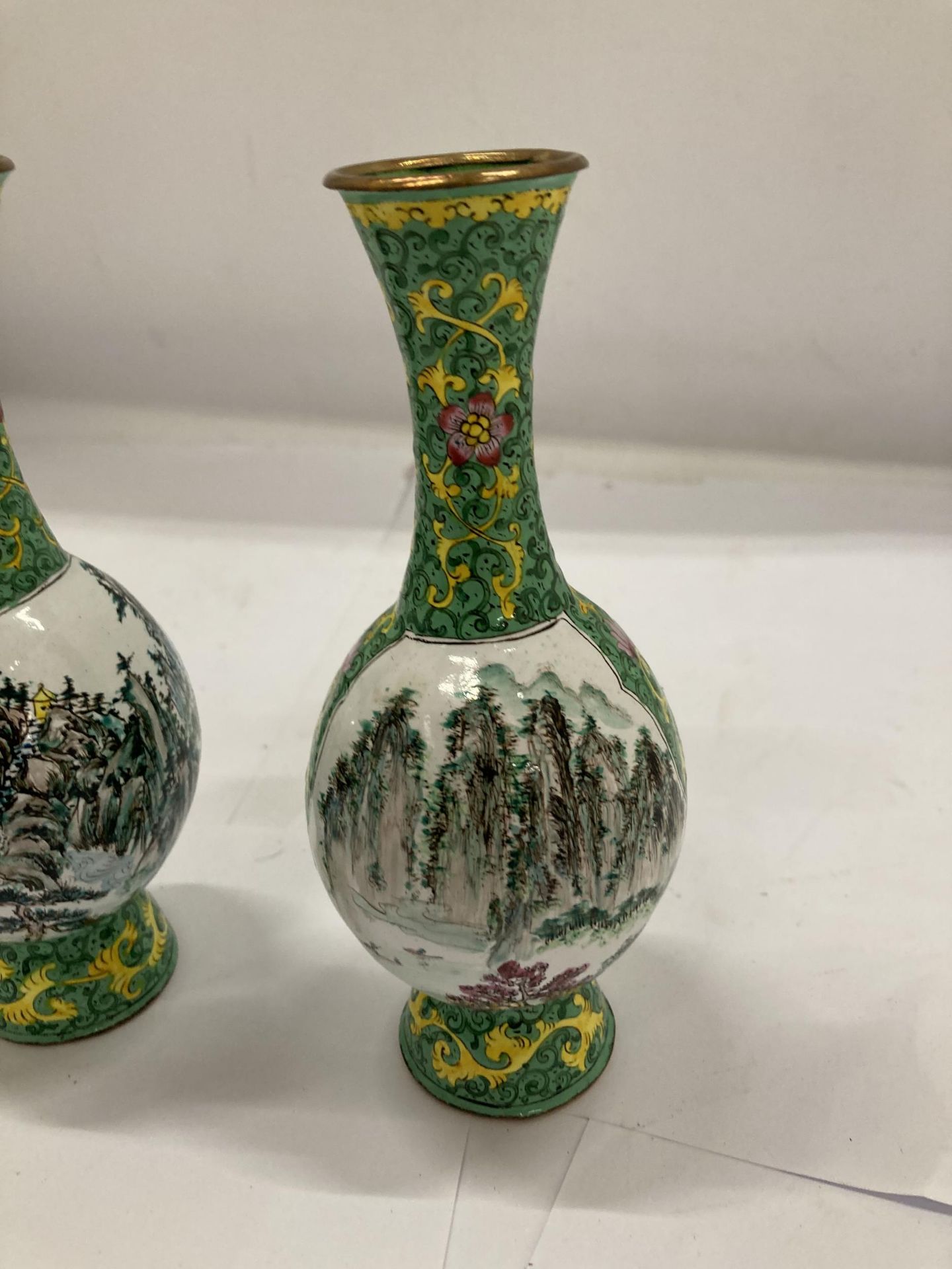 A PAIR OF ORIENTAL FAMILLE VERTE ENAMEL DESIGN VASES - Image 3 of 5