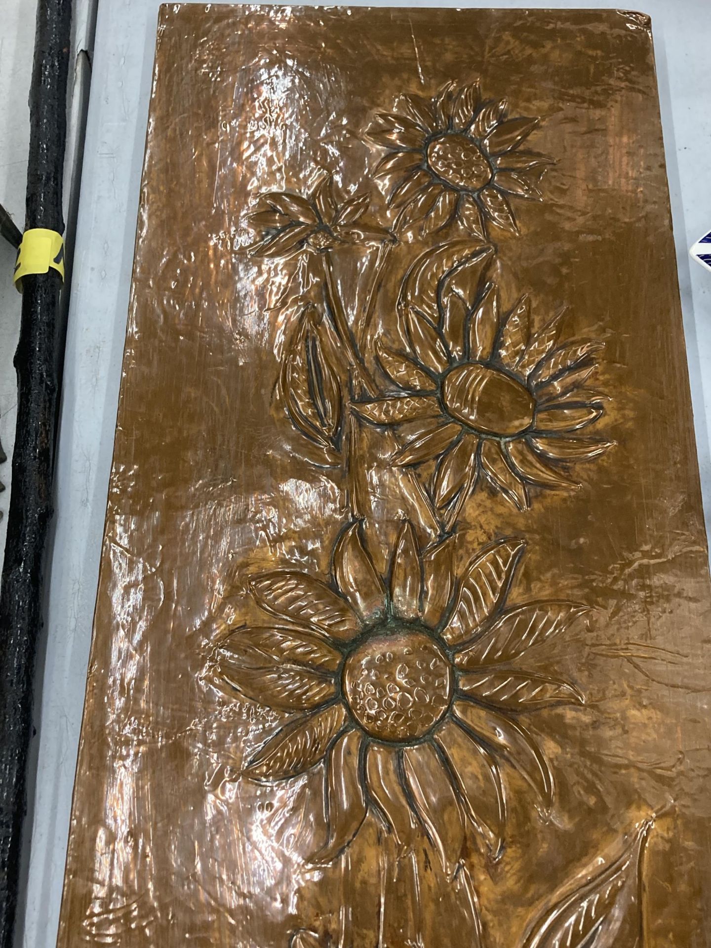 AN ARTS AND CRAFTS COPPER PANEL, WITH WOODEN BACK AND FLORAL DESIGN, 30CM X 88CM - Bild 3 aus 3