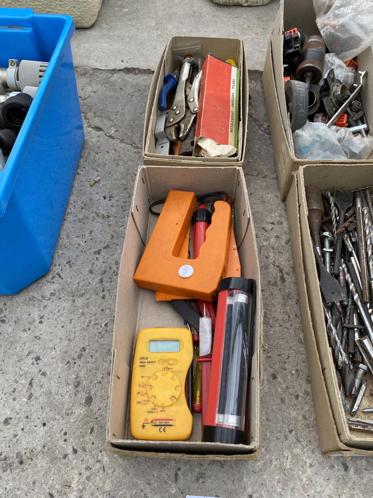 AN ASSORTMENT OF TOOLS TO INCLUDE MOLE GRIPS AND PLIERS ETC