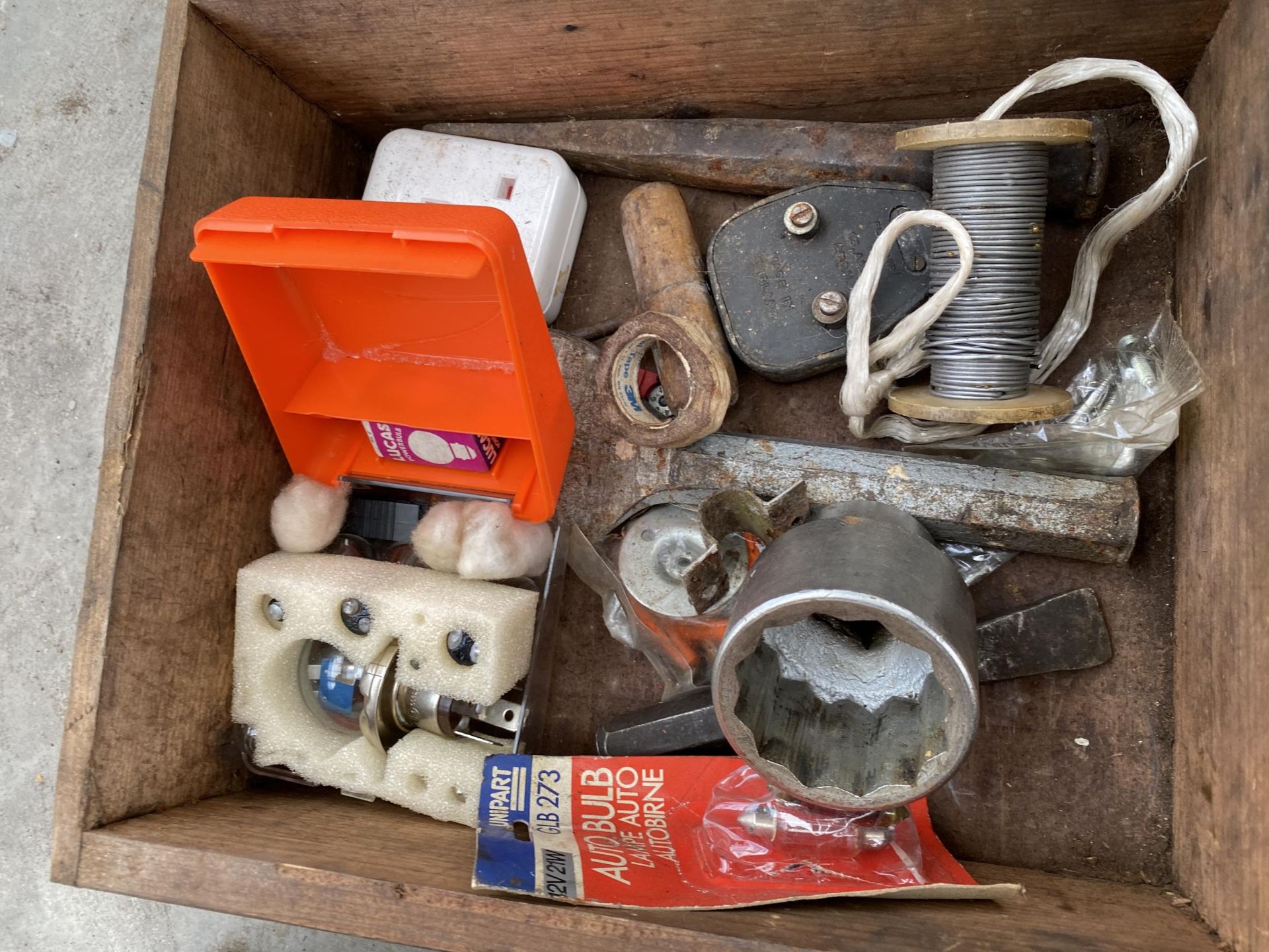 A LARGE VINTAGE ENGINEERS CHEST CONTAINING A LARGE ASSORTMENT OF TOOLS - Bild 6 aus 9