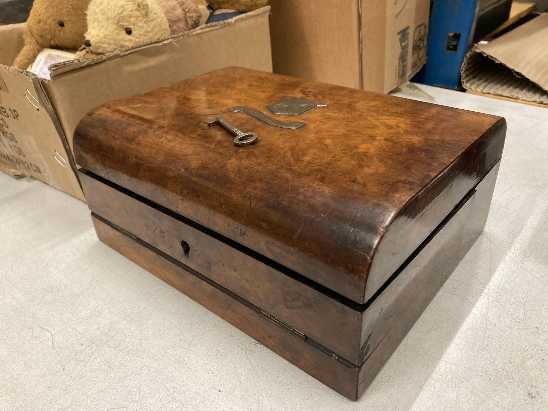 A WALNUT WRITING SLOPE BOX WITH INNER BLACK LEATHER WRITING SECTION - Image 5 of 5