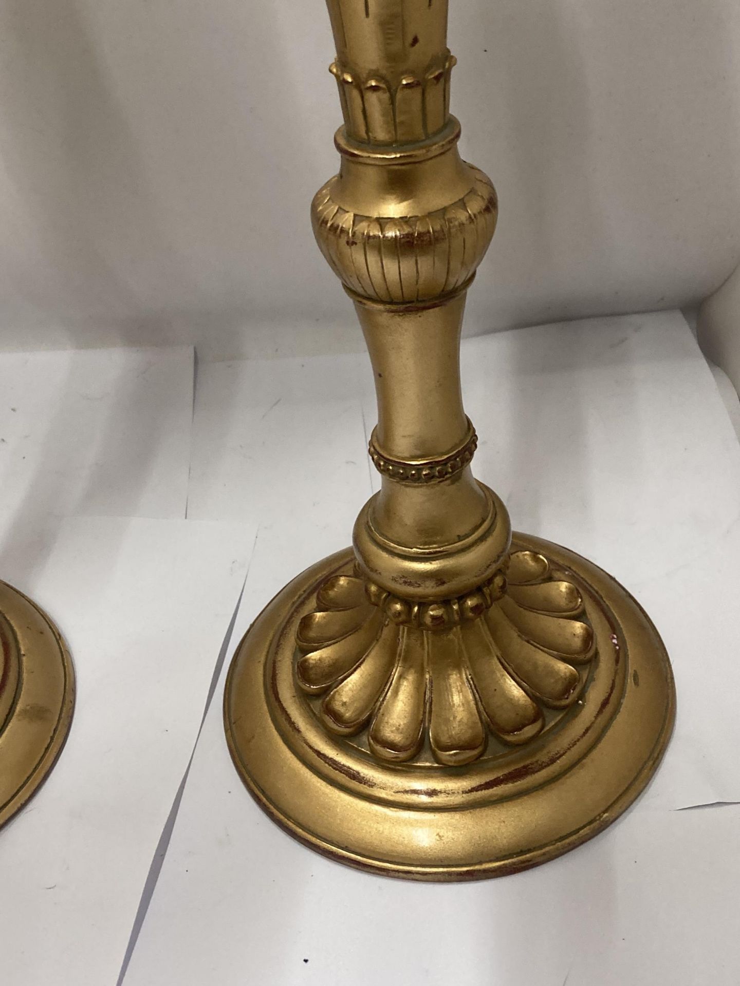 A TALL PAIR OF CLASSICAL STYLE HEAVY WOODEN CANDLE STICKS WITH A GILT FINISH, HEIGHT 47CM - Image 3 of 5