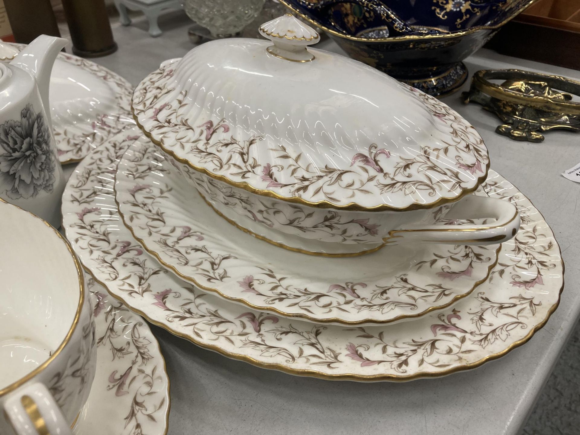 A LARGE MINTON MOORLAND PART DINNER SERVICE, VEGETABLE TUREEN, MEAT PLATES ETC - Image 5 of 5