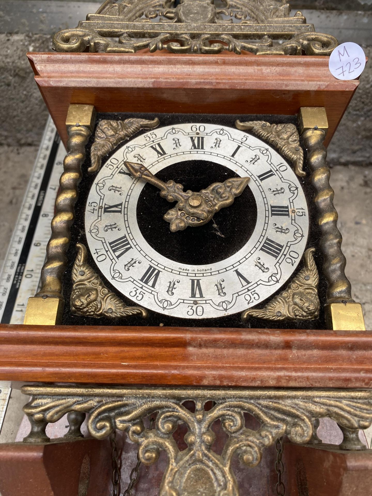 A DECORATIVE WOODEN WALL CLOCK WITH BRASS DETAIL - Bild 4 aus 5