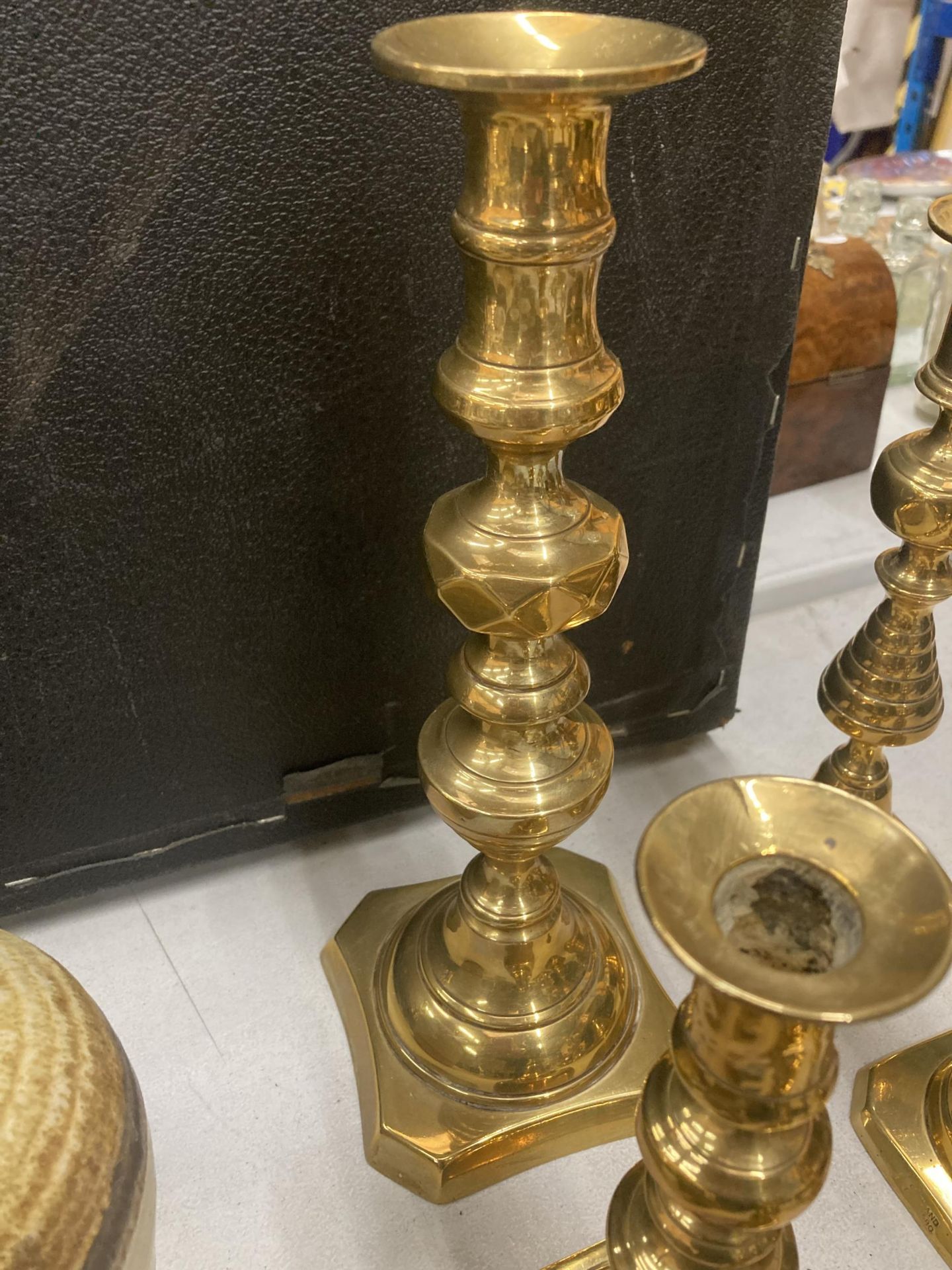 A COLLECTION OF TEN ASSORTED VINTAGE BRASS CANDLESTICKS - Image 3 of 4