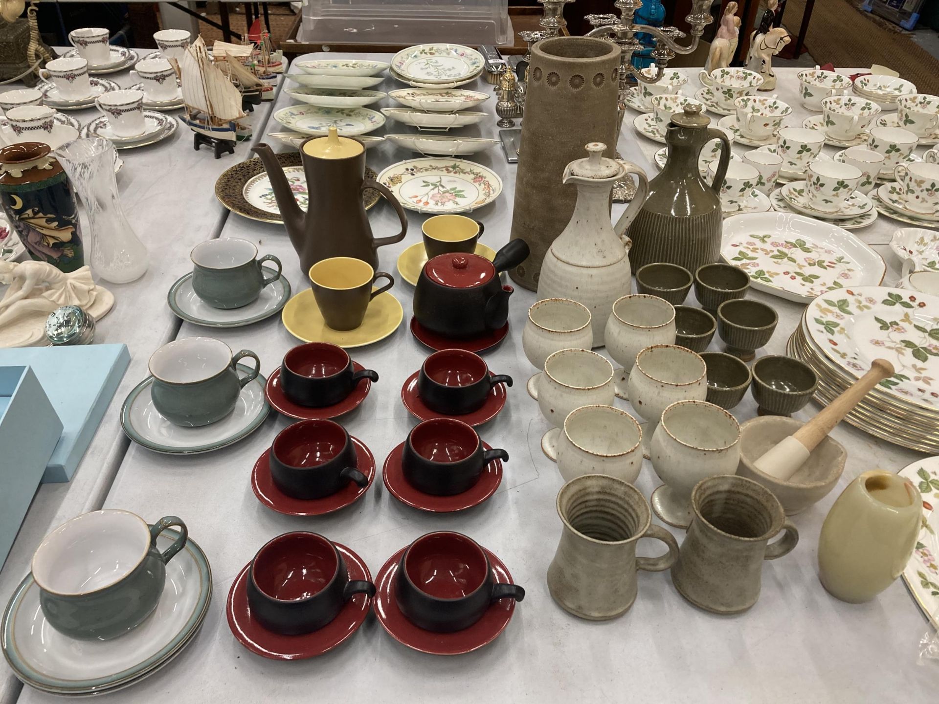 A COLLECTION OF CERAMICS TO INCLUDE RETRO POOLE TEASET, STONEWARE STUDIO POTTERY GOBLETS AND JUG,