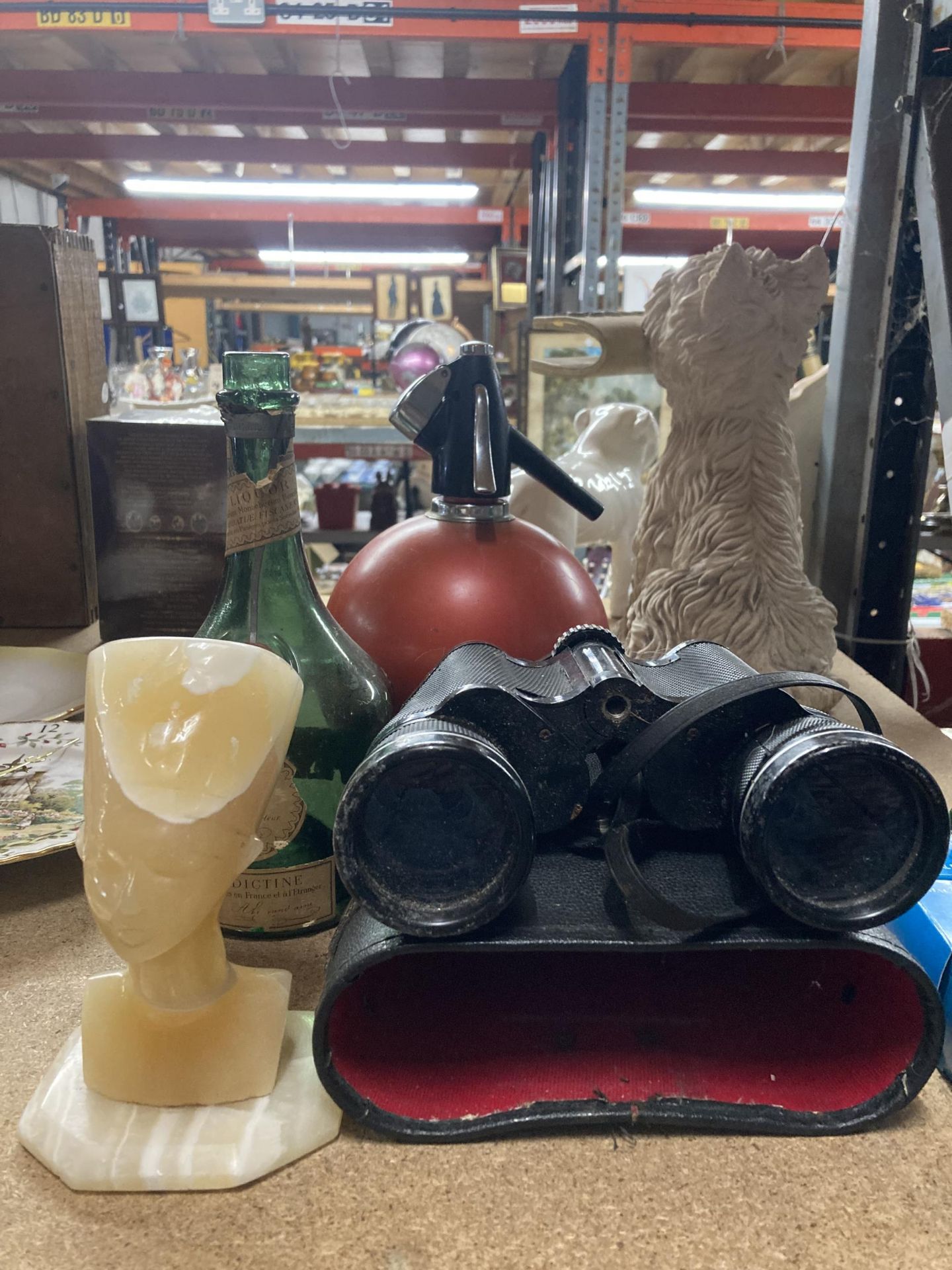 A MIXED LOT TO INCLUDE VINTAGE CASED BINOLCULARS, SYPHON, EGYPTIAN BUST ETC