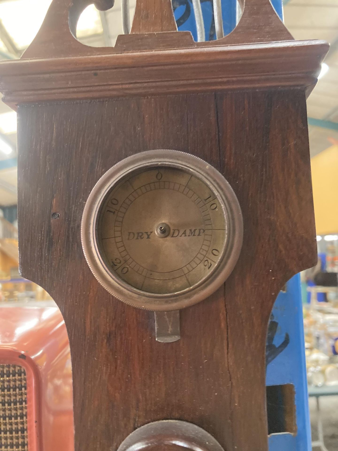 A LARGE VINTAGE MAHOGANY CASED BAROMETER WITH TEMPERATURE GAUGE, LENGTH 108CM - Image 4 of 4