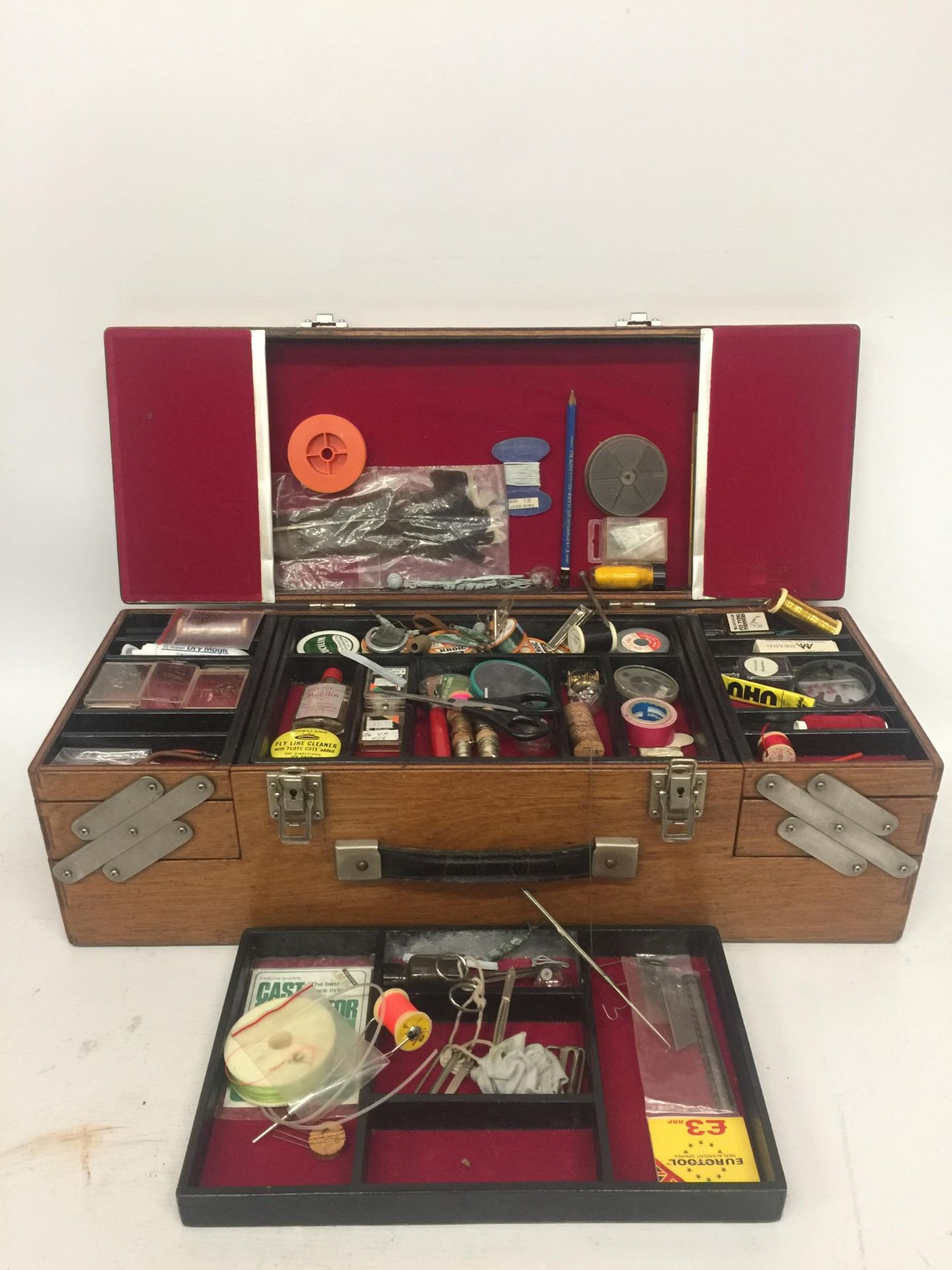 A FLY FISHING FLY TYERS BOX AND CONTENTS WITH TWO INTERNAL TRAY COMPARTMENTS AND EQUIPMENT - Image 2 of 2