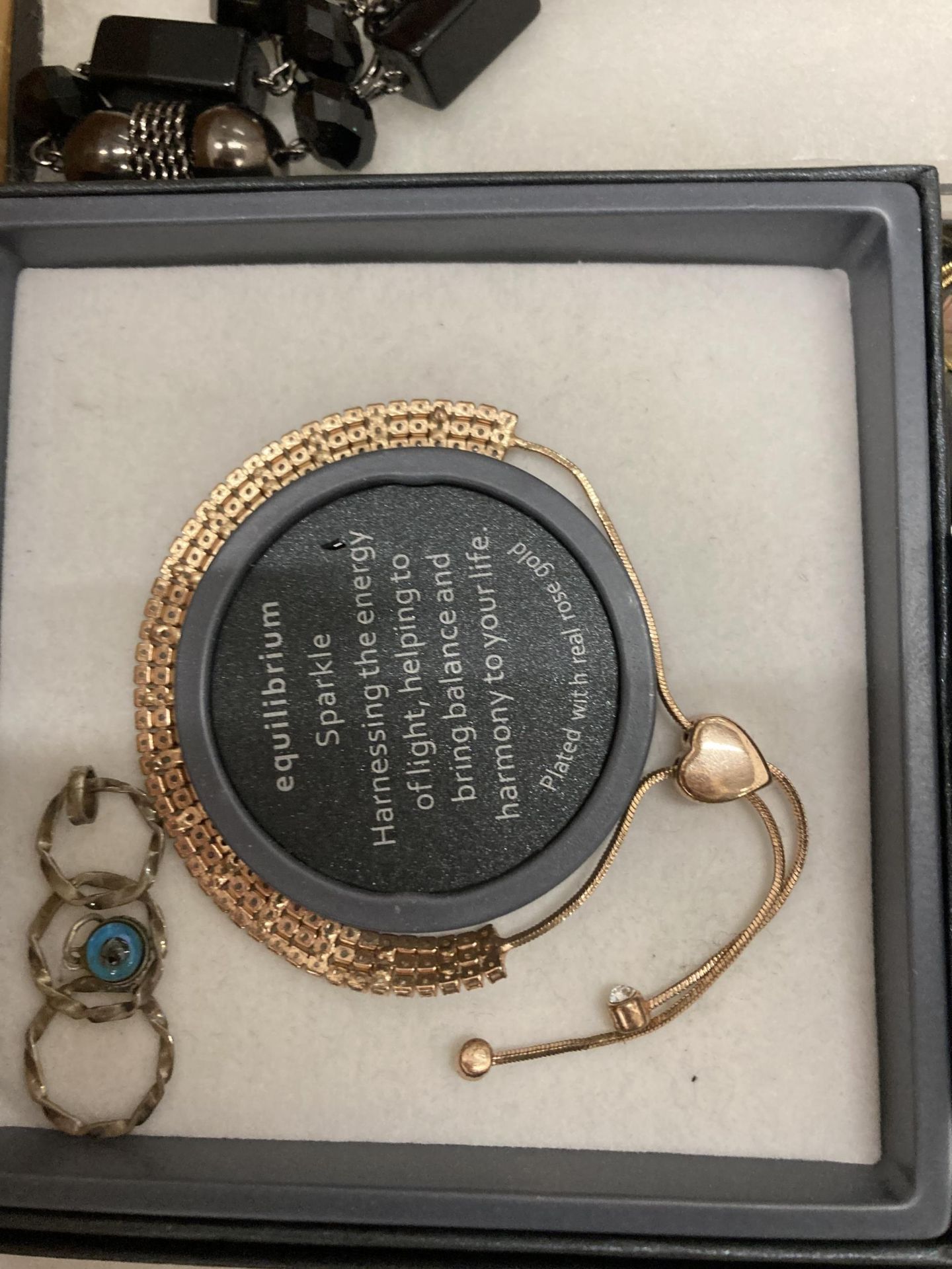 A TABLE TOP JEWELLERY DISPLAY CABINET WITH ASSORTED BOXED JEWELLERY AND COLLECTABLE ITEMS, OPERA - Image 11 of 11