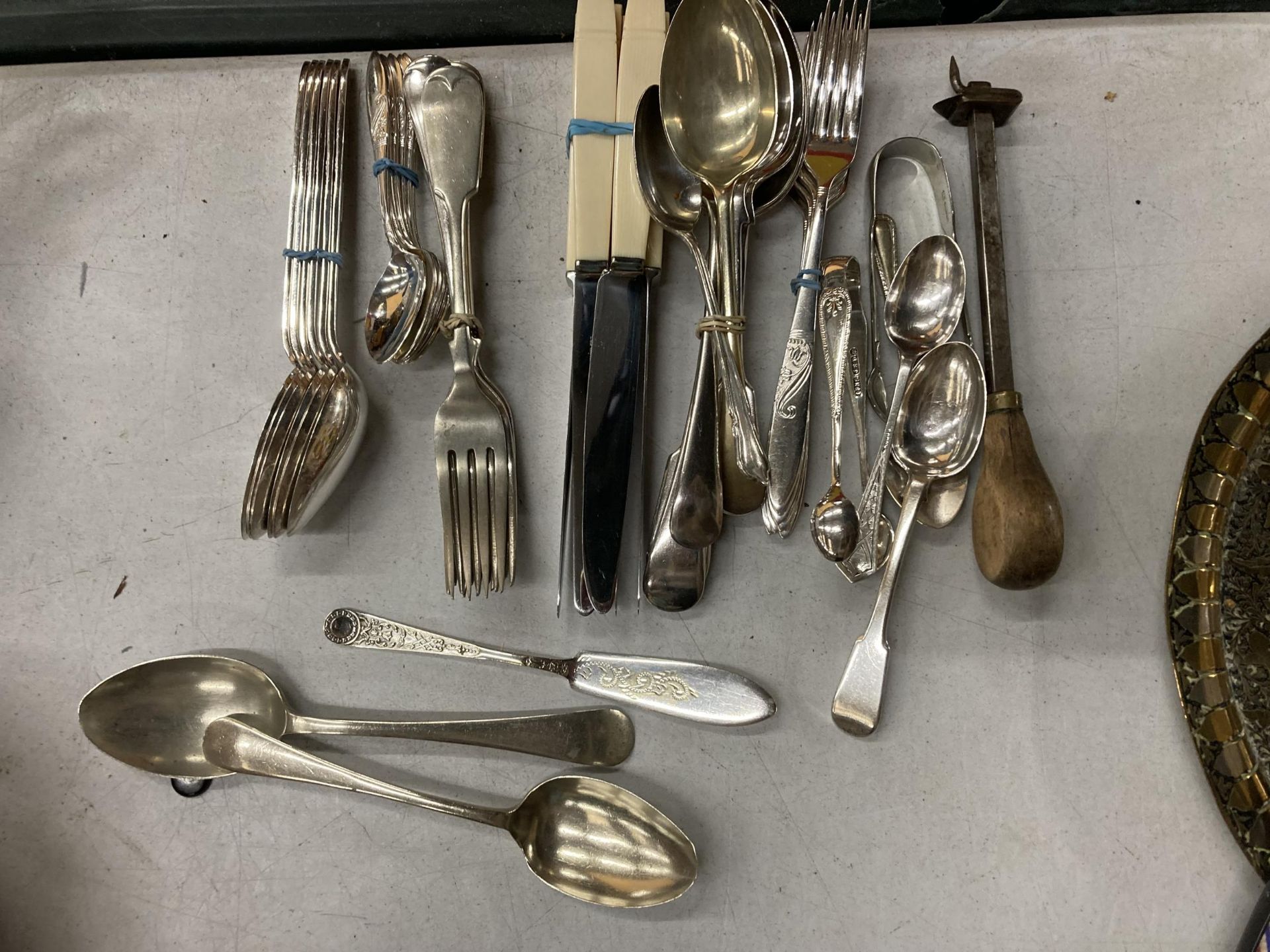 A QUANTITY OF VINTAGE FLATWARE