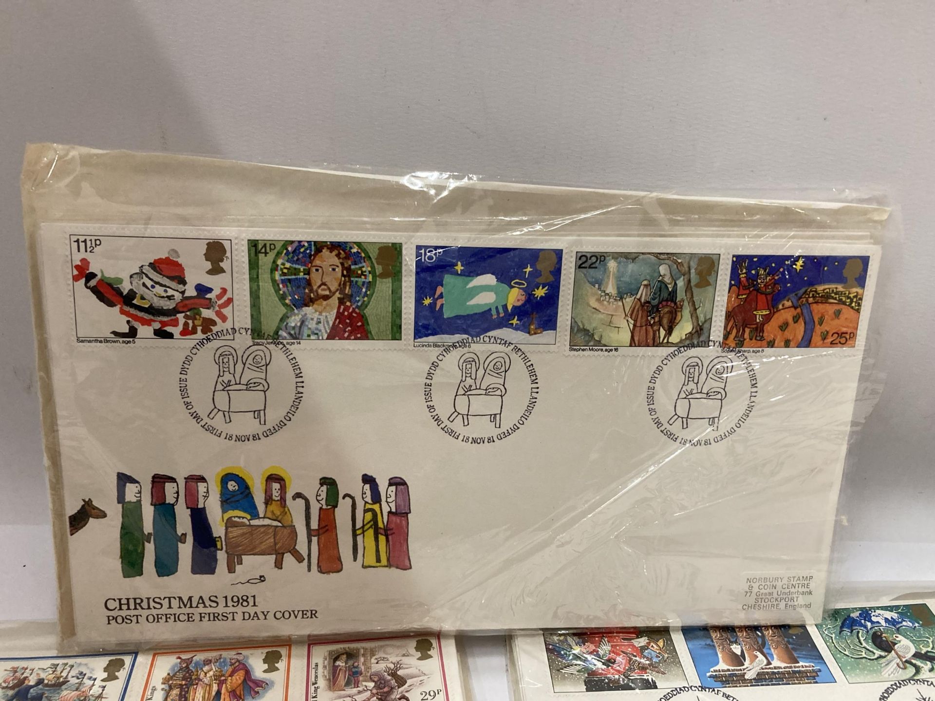 A QUANTITY OF FIRST DAY COVERS IN YEAR GROUPS FROM 1981 - 1994 - Image 4 of 4