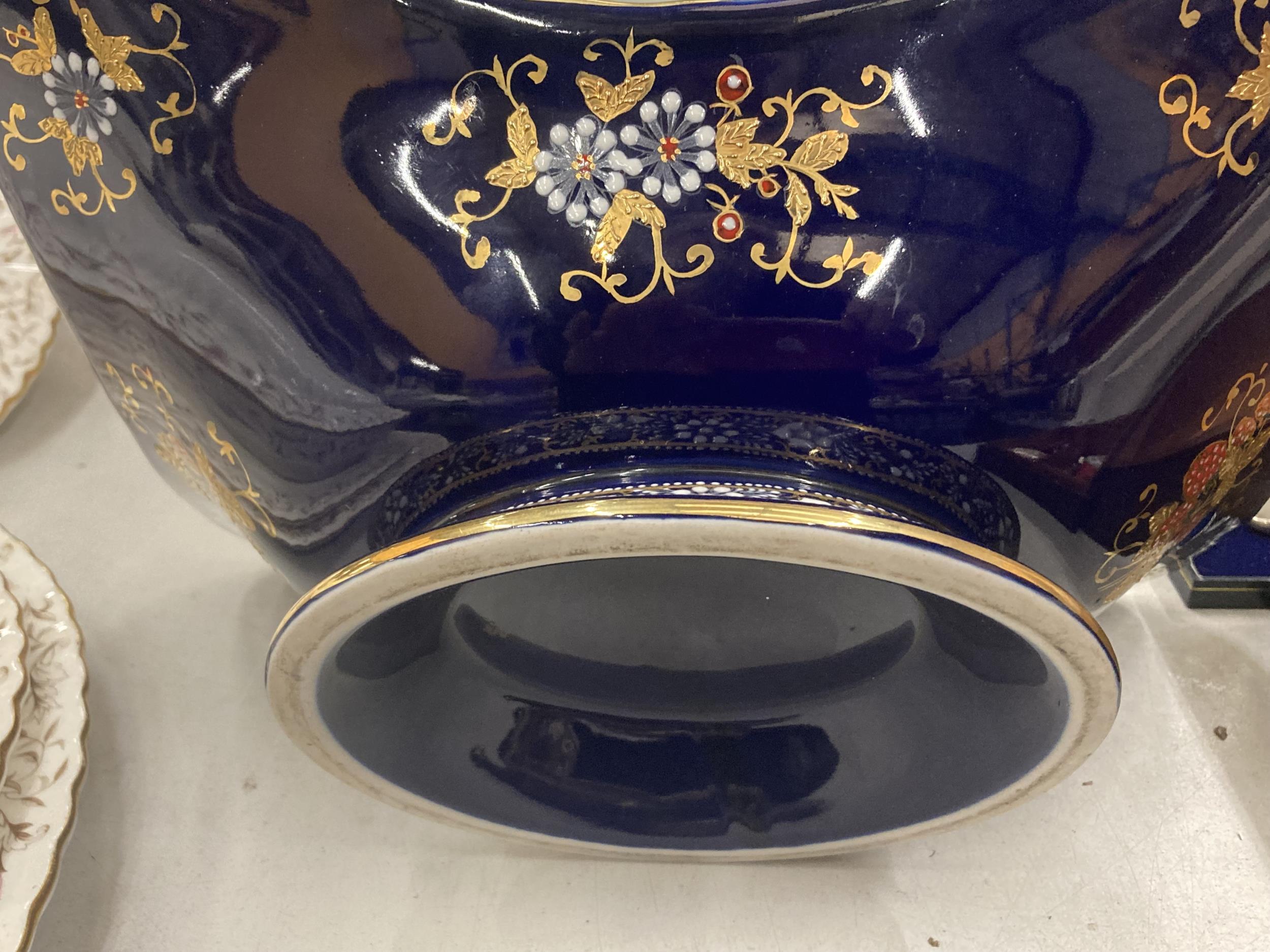 A COBALT BLUE AND GILT TWIN HANDLED BOWL WITH HAND PAINTED DESIGN, SIGNED L.MONET - Image 3 of 4
