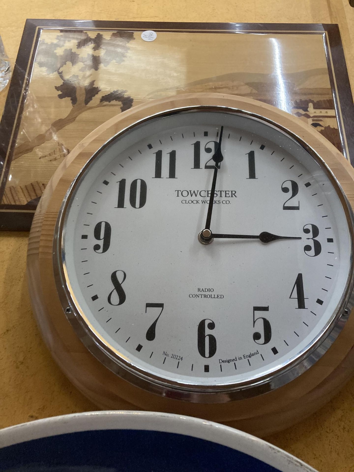 A LARGE ITALIAN MINARDI FAENZA WALL CHARGER, GLASS VASES, TOWCESTER WALL CLOCK, ETC - Image 5 of 6