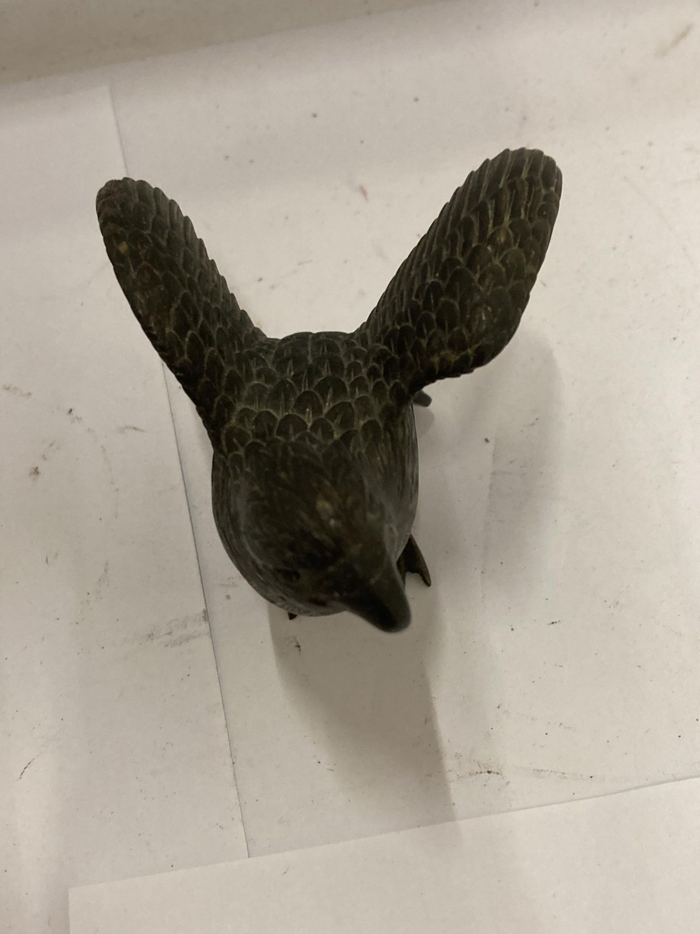 A VINTAGE BRONZE MODEL OF AN EAGLE, HEIGHT 7.5CM - Image 3 of 5