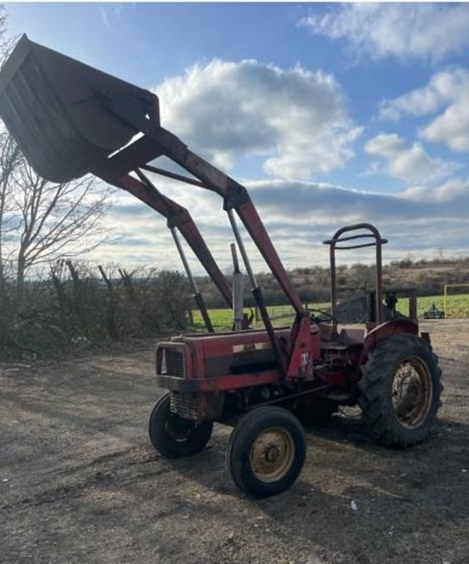 INTERNATIONAL 434 WITH LOADER AND REAR FORKLIFT (NO VAT) (NO REG.DOC.)