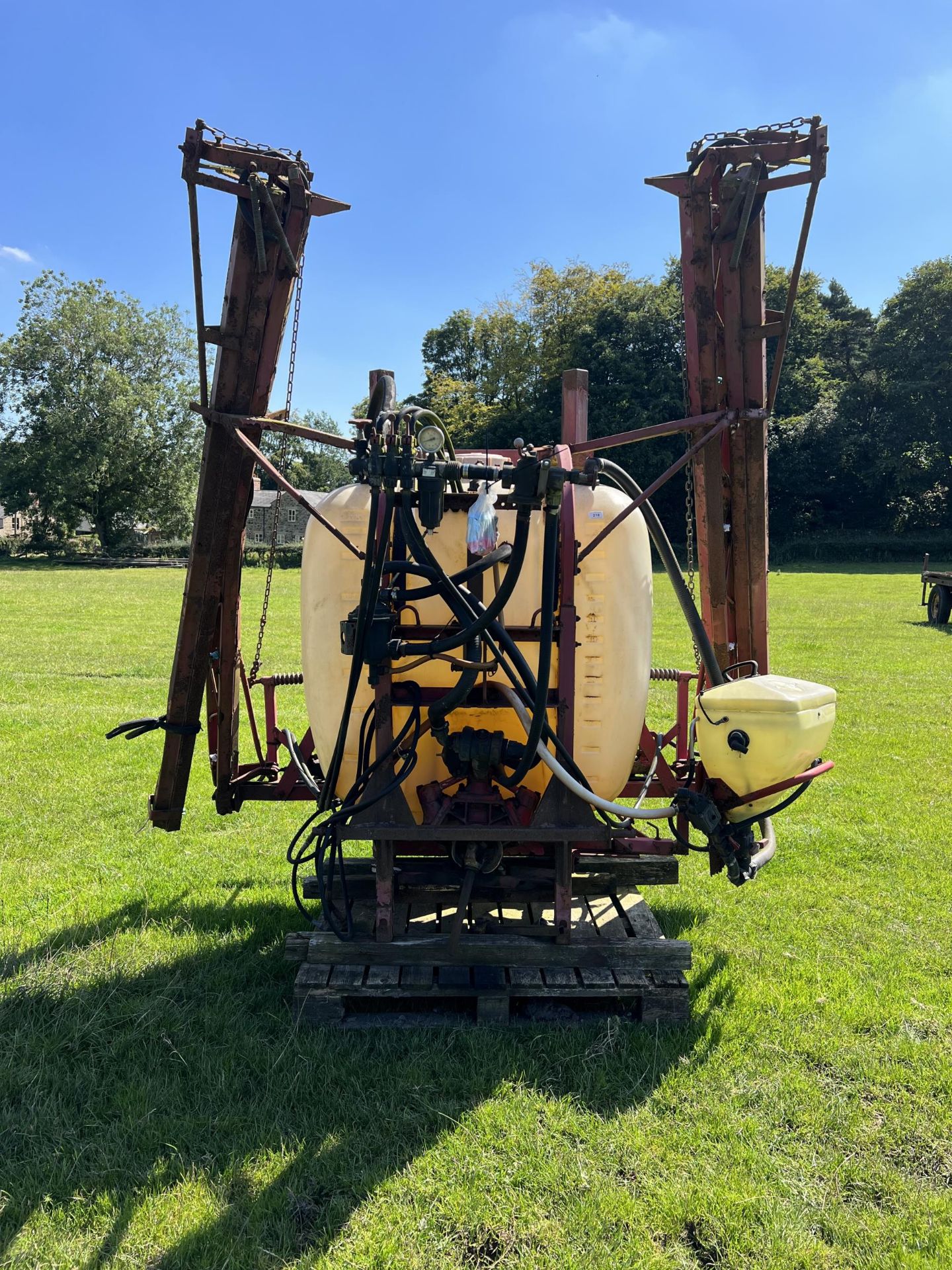 600 LT. CROP SPRAYER FOR SPARES AND REPAIRS + VAT - Image 2 of 3